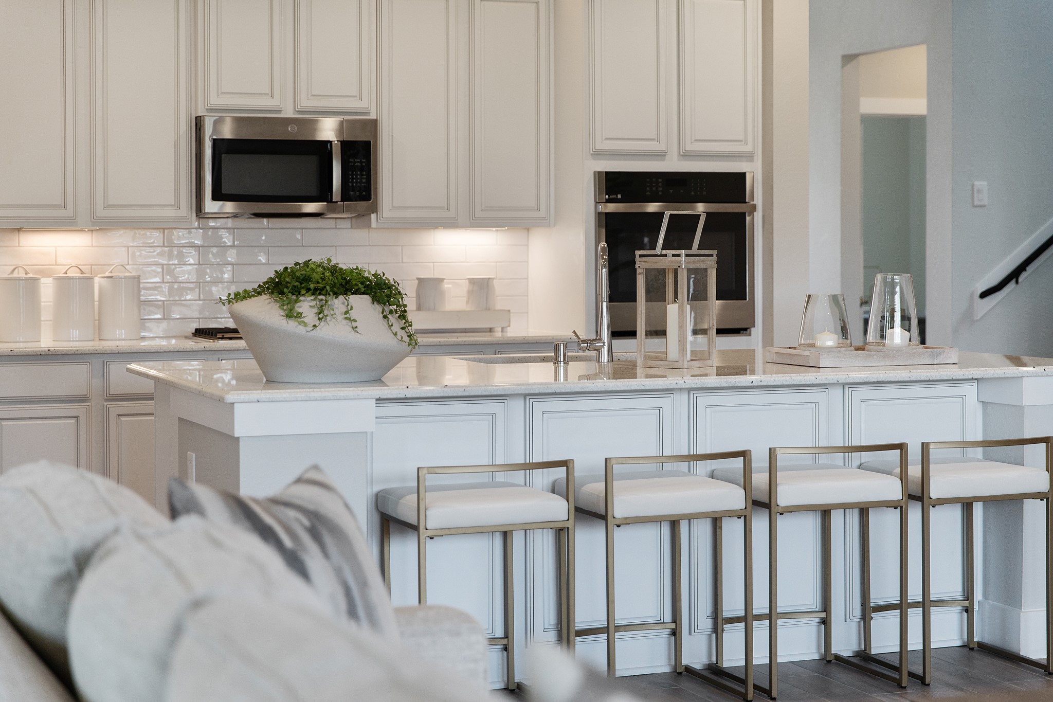 The extended counter area adds both practicality and style, making meal preparation a breeze. Every detail is thoughtfully designed to enhance the kitchen's functionality and aesthetic appeal.