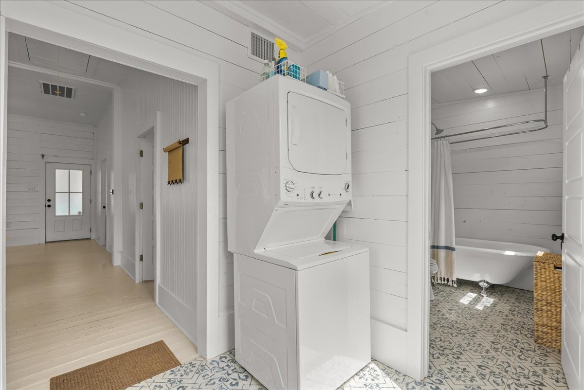 Clean bathroom with tub/shower combination.
