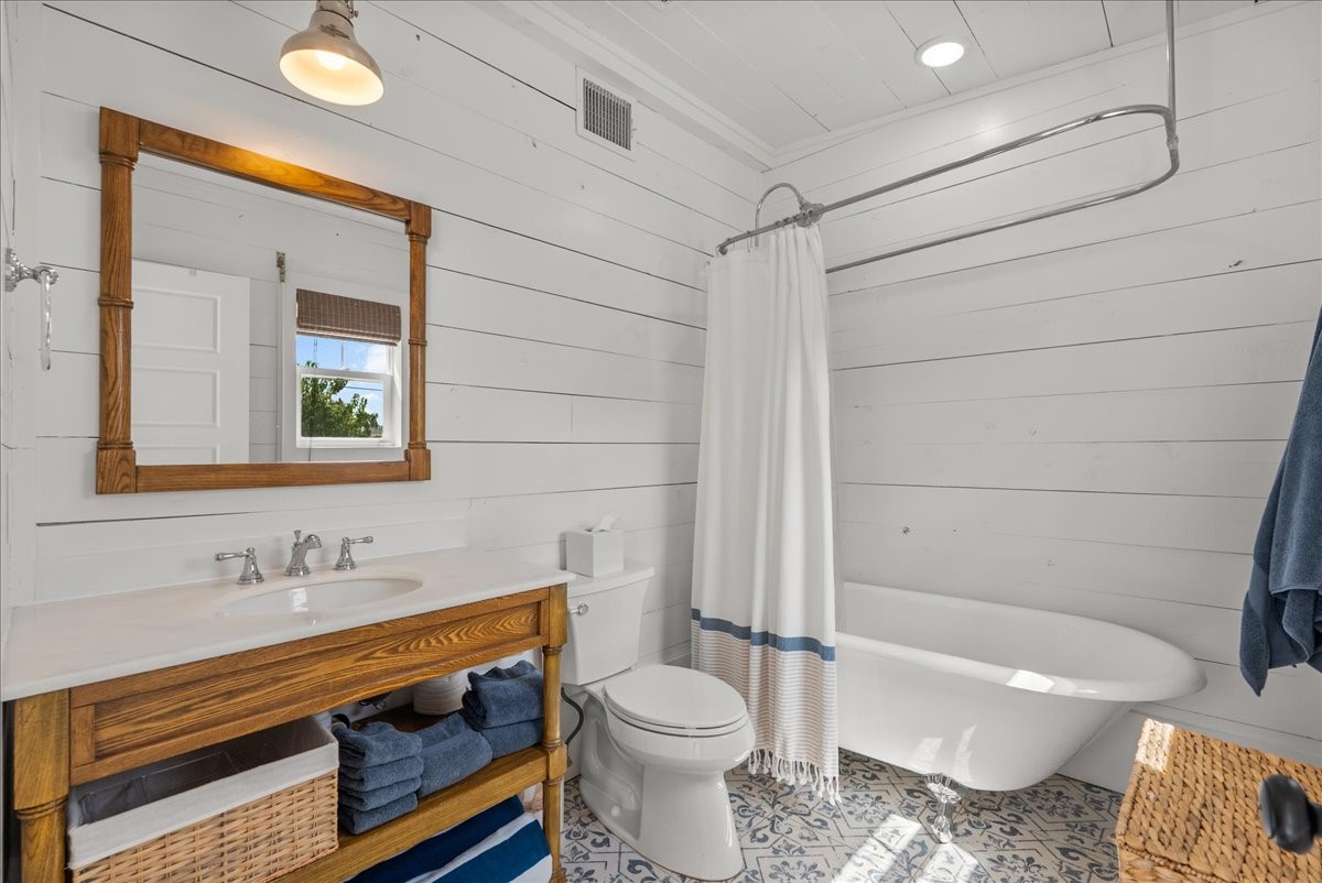 Bathroom with classic finishes and functional layout.