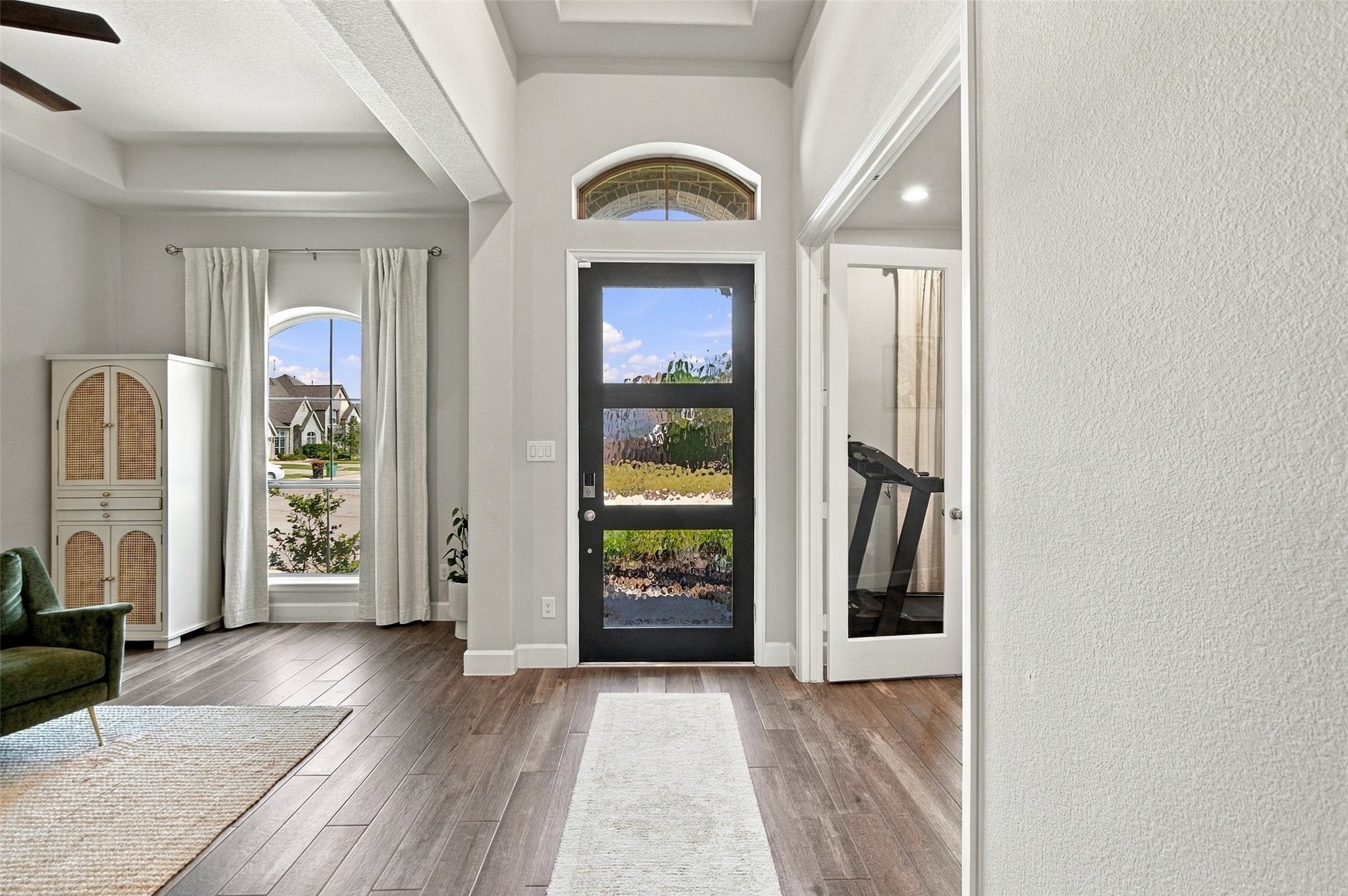 Beautiful entry. Formal dining and study off the entry. Beautiful entry. Formal dining and study off the entry.
