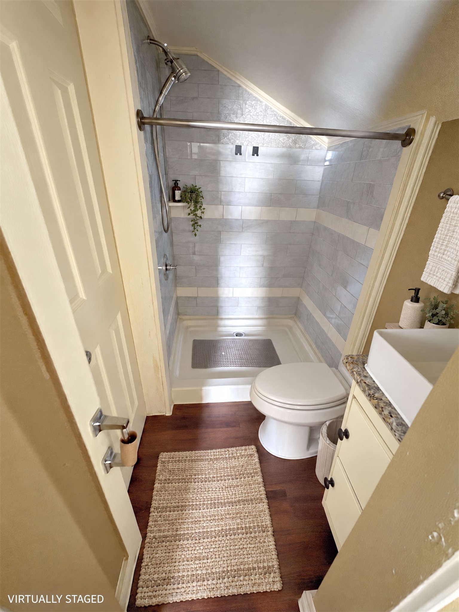 Virtually staged: neutral bath textiles and a small accessory complement the existing fixtures.
