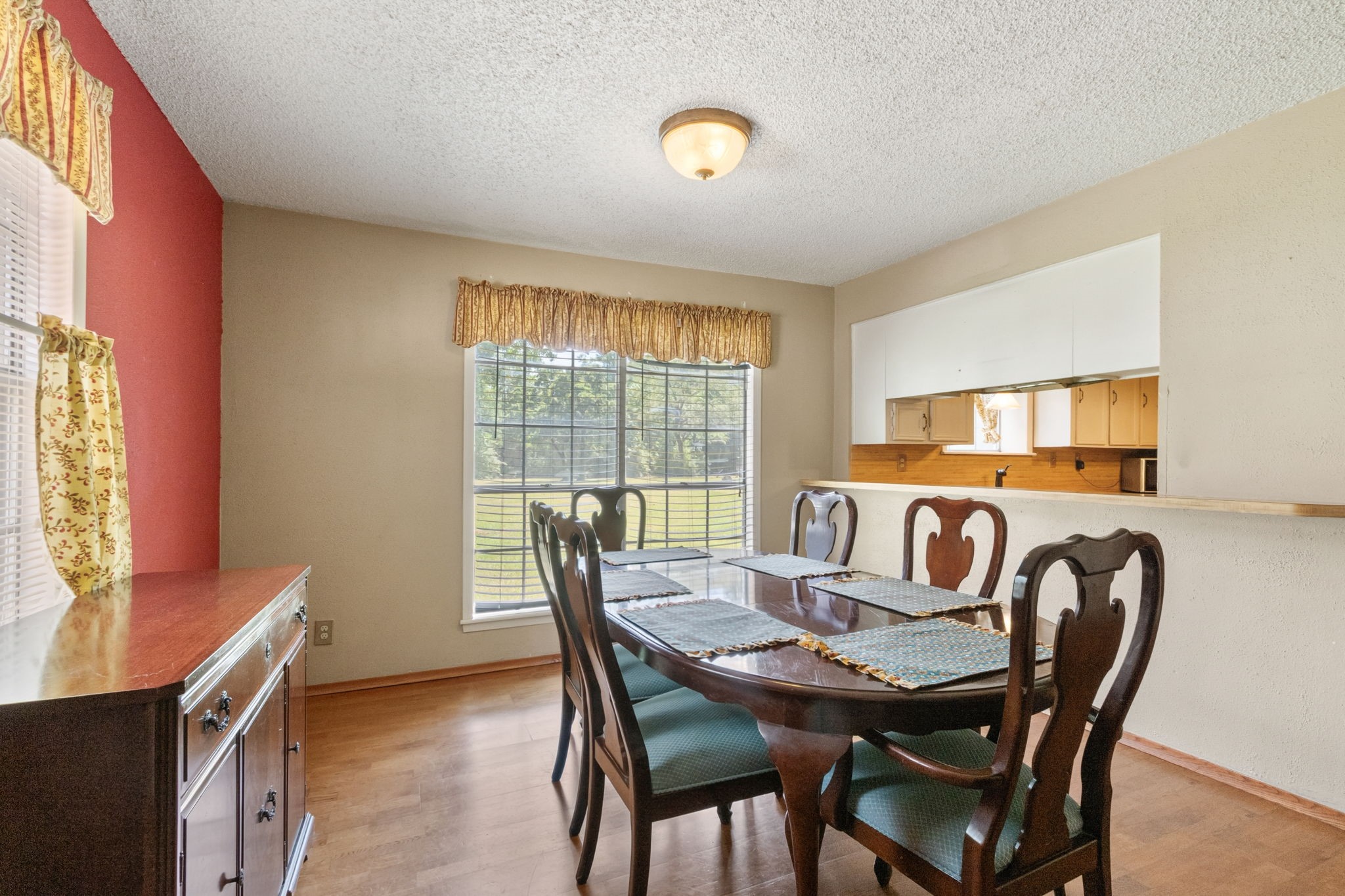 Dining with a view.
Enjoy beautiful views of the back acreage while gathering for meals. The convenient serving bar also provides the perfect spot for casual dining, morning coffee, or conversation.