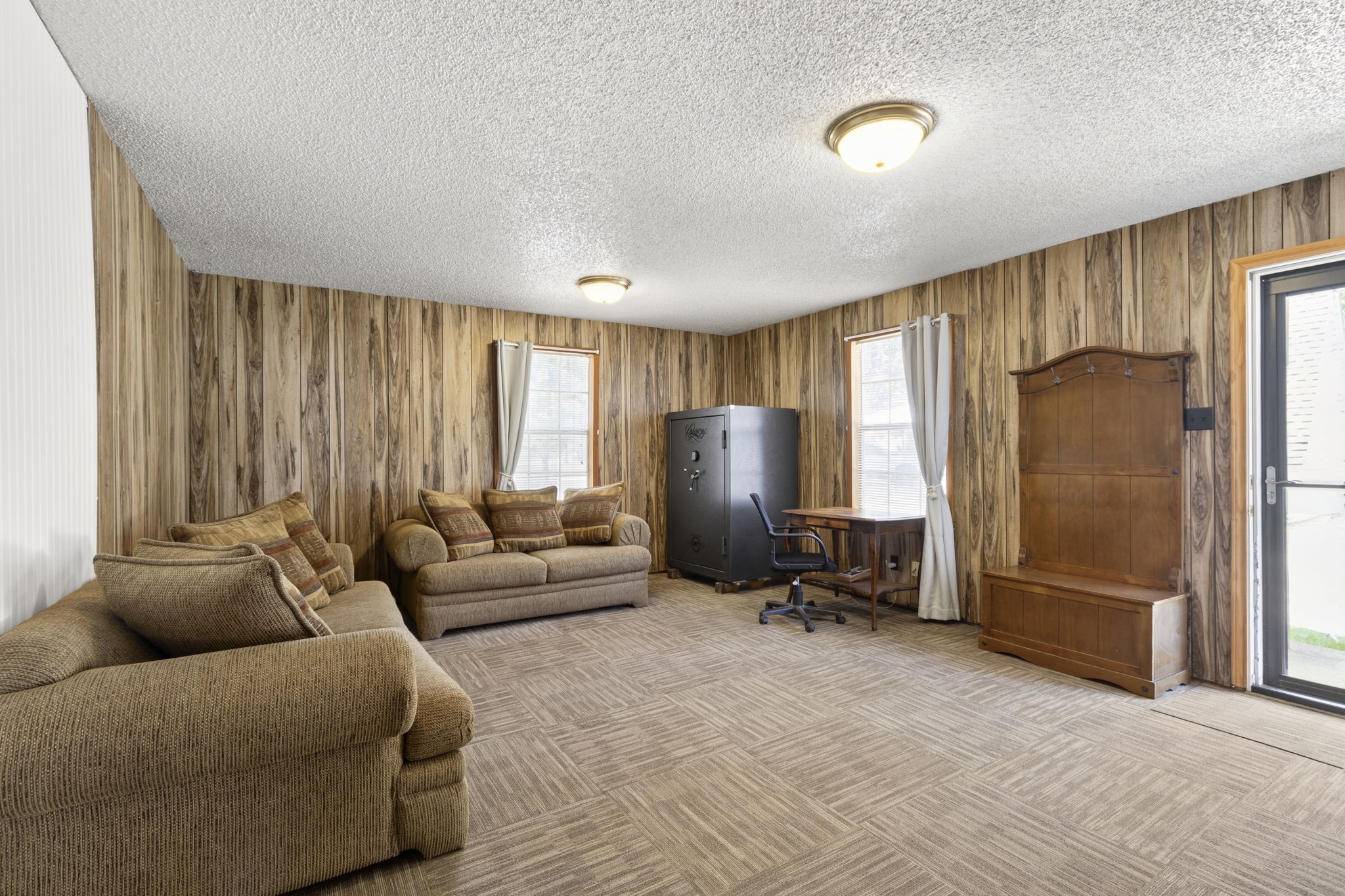 A flexible secondary living space with endless possibilities.
Featuring a separate side entrance, this area could become a private suite, home office, game room, or comfortable space for extended family and guests.