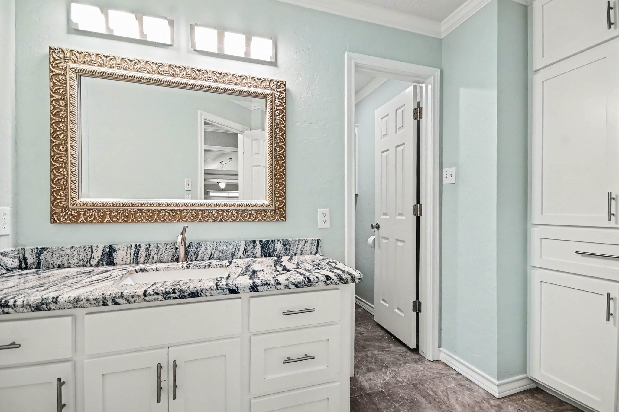 Secondary full bathroom