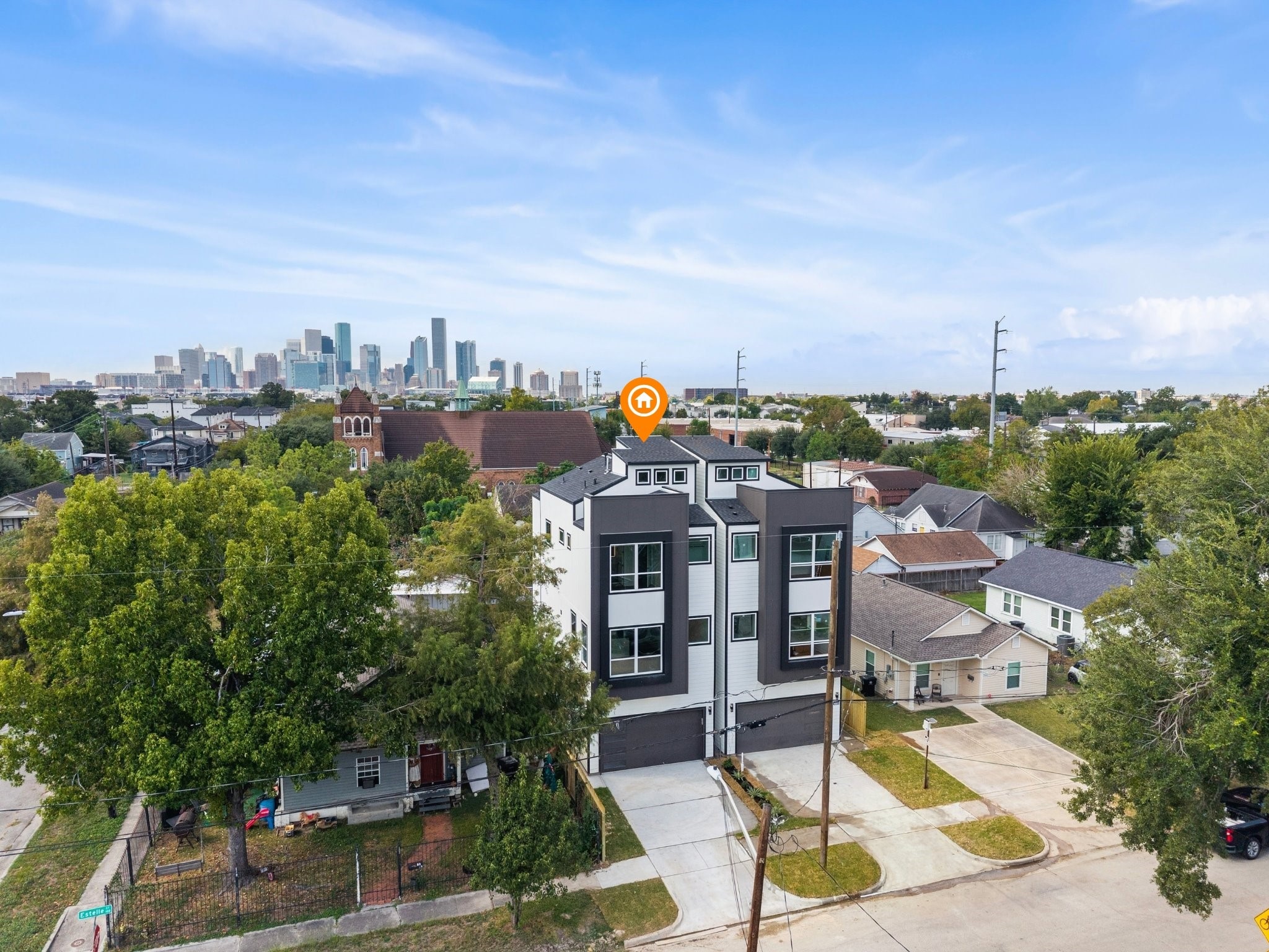 Clean architectural lines and a fresh modern aesthetic give this EaDo home a distinctive presence in one of Houstons most dynamic urban neighborhoods.