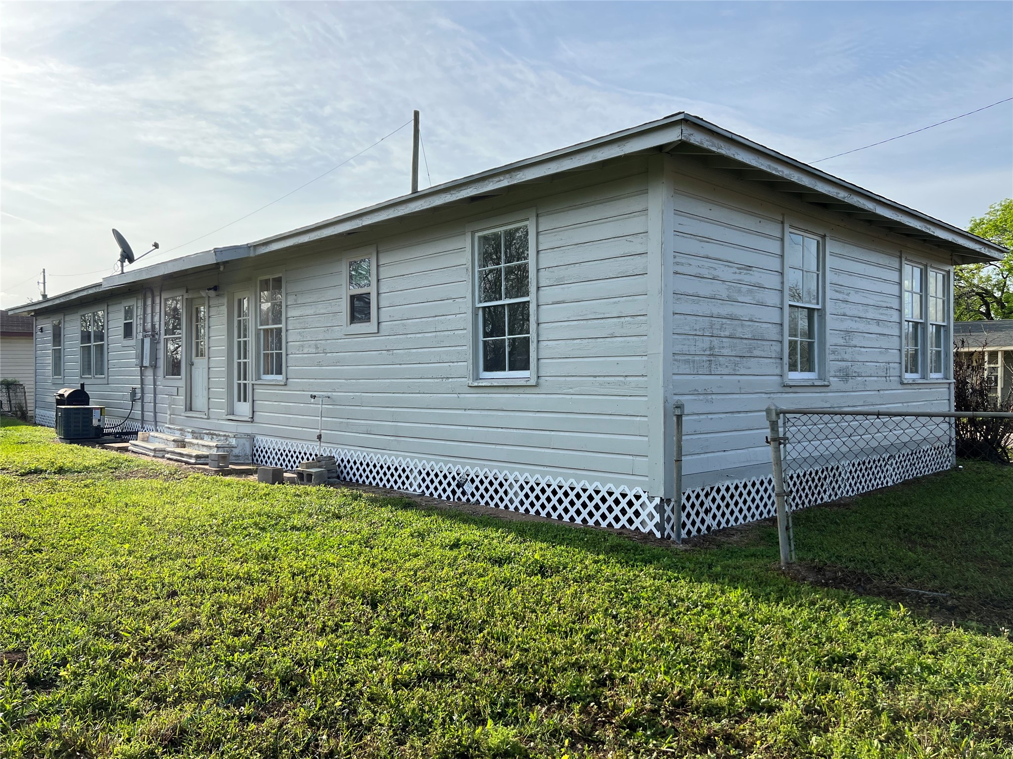 1324 W 10th Street, Freeport, TX 77541
