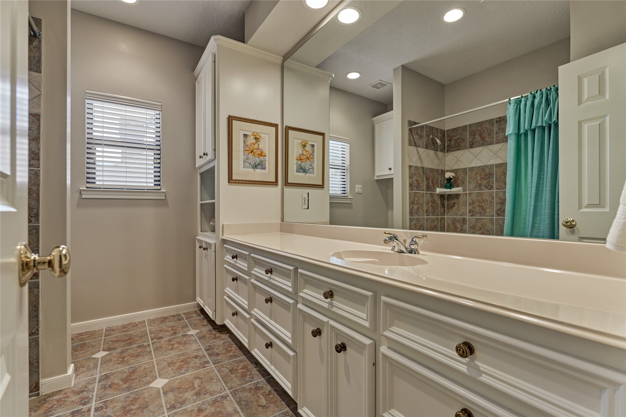 Full bath in hallway for bedroom #4.