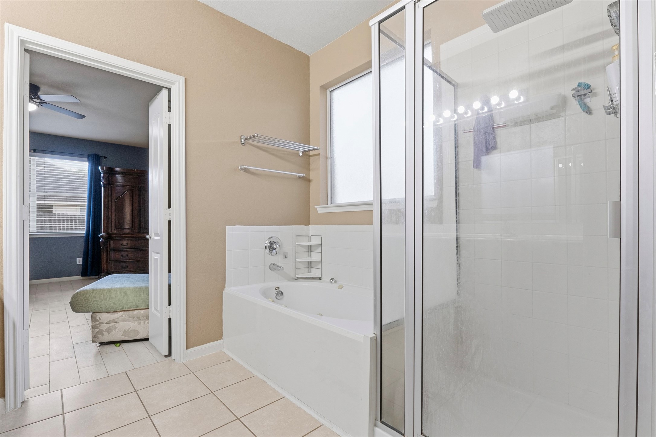 Primary en-suite with separate smoking tub and shower