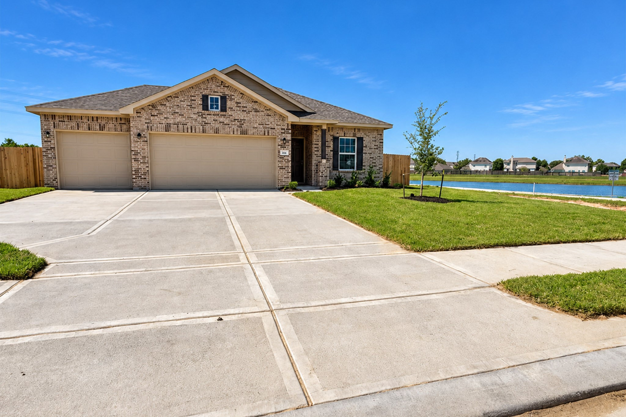 900 Woodhaven Lakes Drive, La Marque, TX 77568