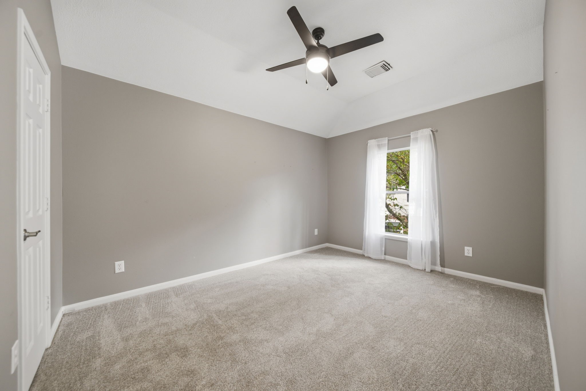 99 E Sterling Pond Circle, The Woodlands, TX 77382
