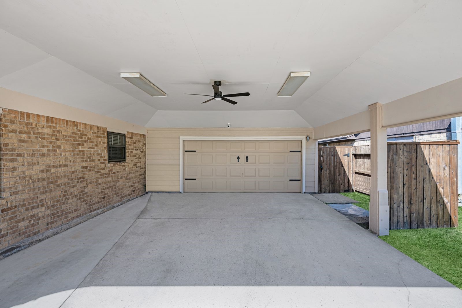 16043 Spinnaker Drive, Crosby, TX 77532
