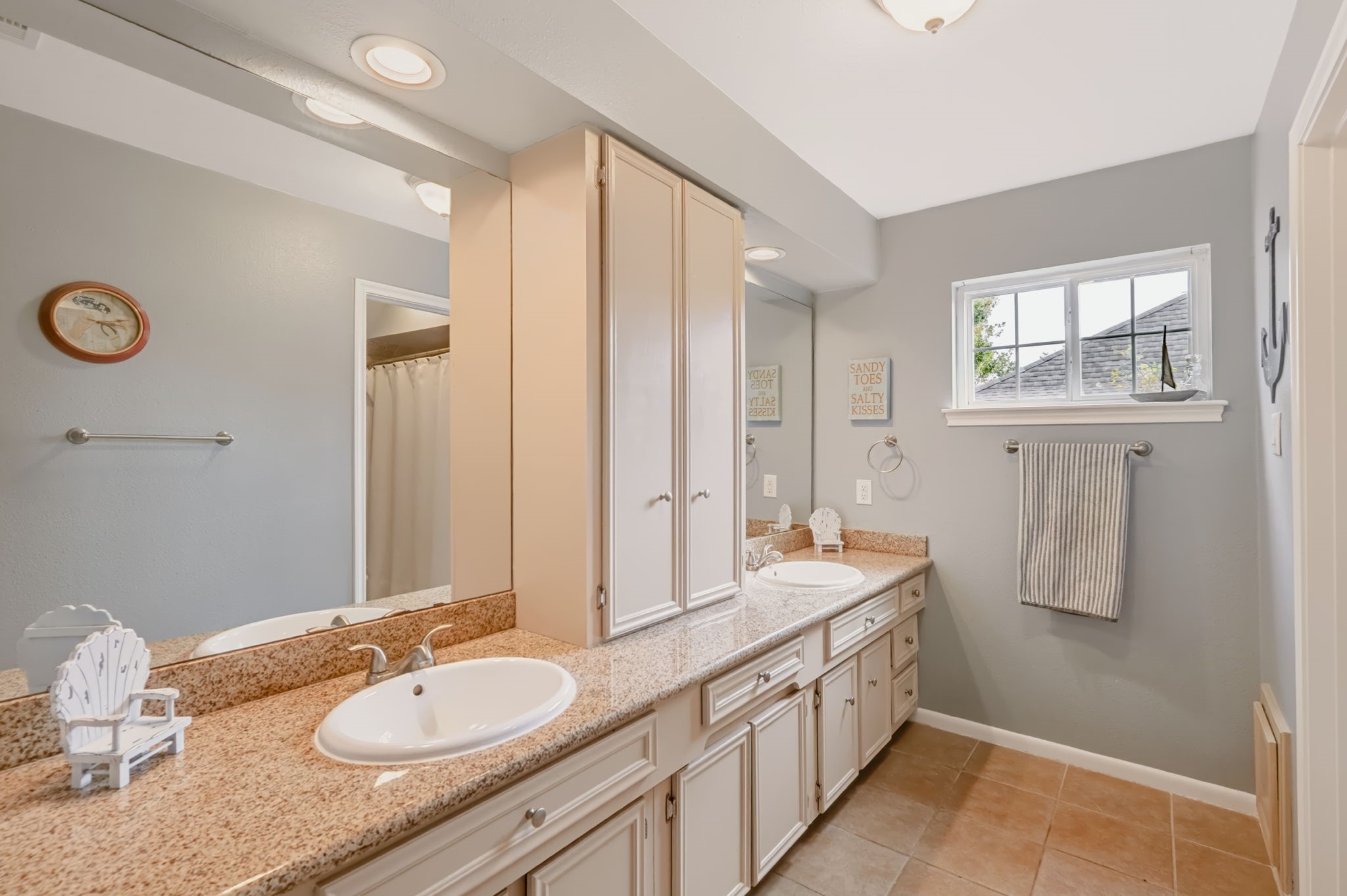 Full bathroom with an extended vanity and shower/tub combination.