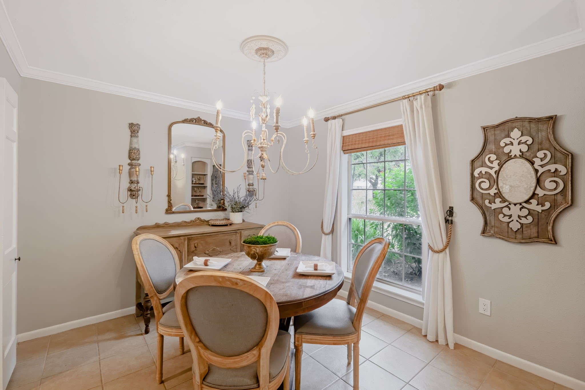 Dining area with direct access to the outdoor space and a stunning light fixture.