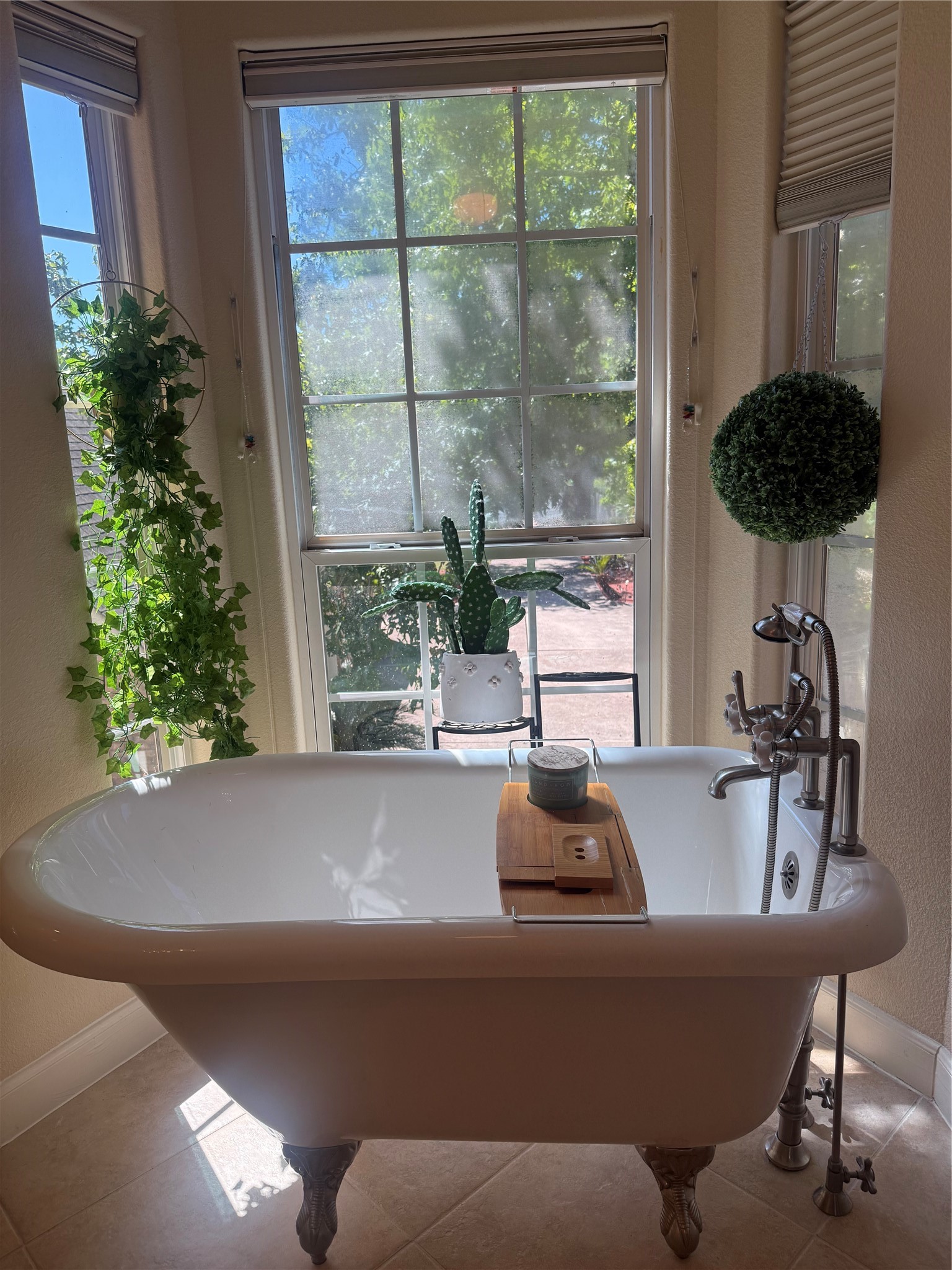 Beautiful clawfoot tub.