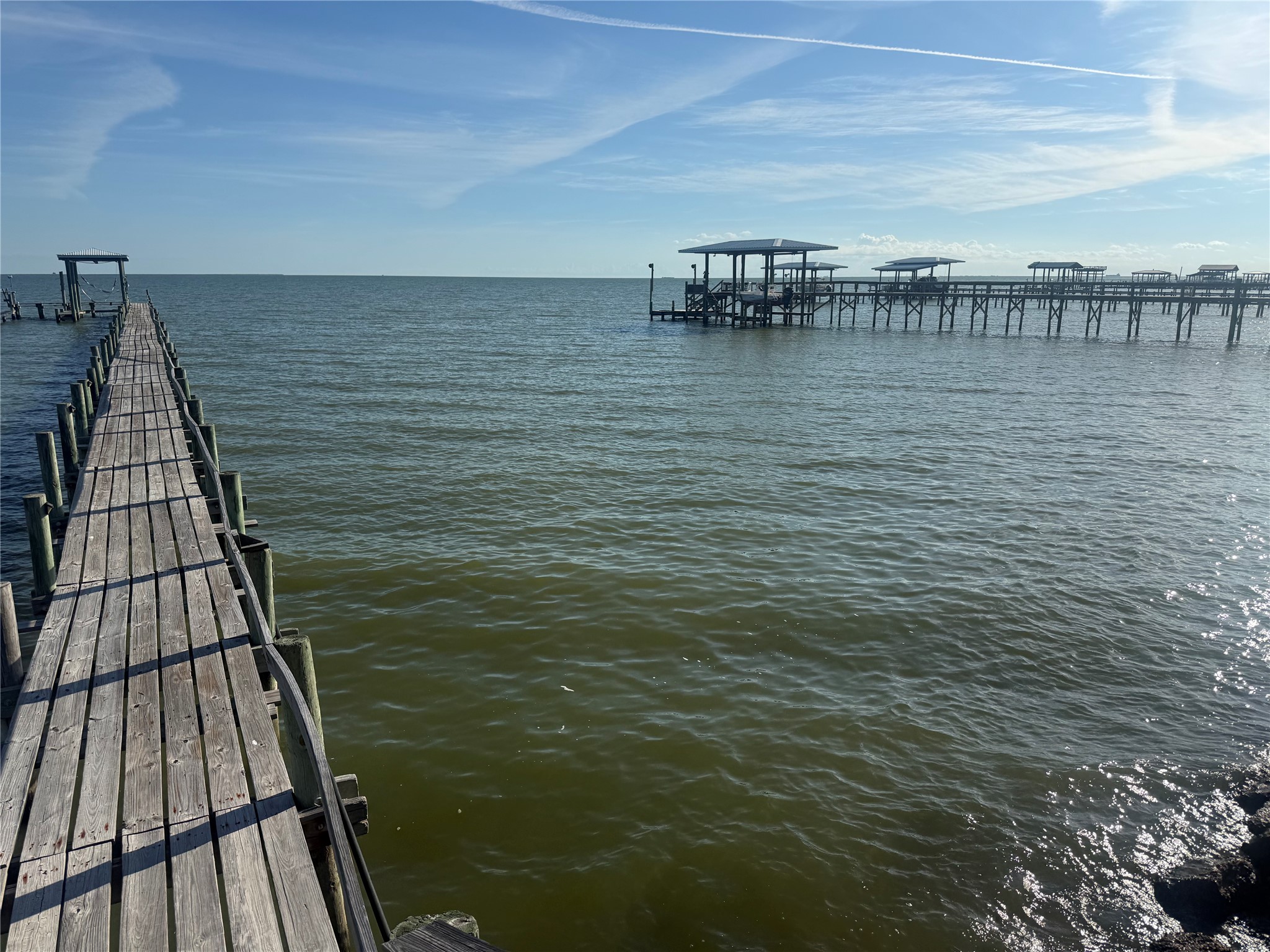 Private fishing pier is over 300' long.