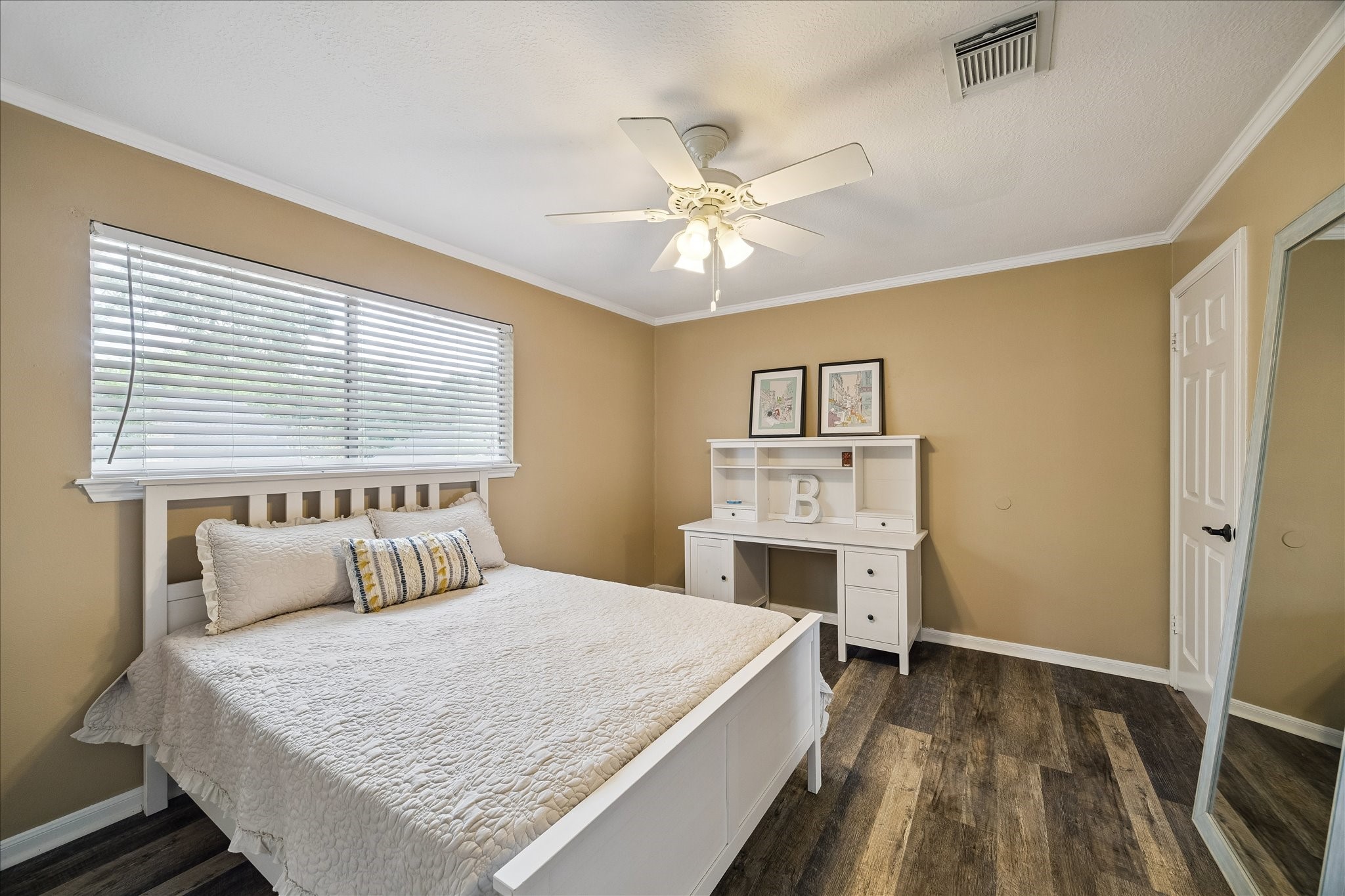 All the upstairs bedrooms are hosting a queen/ full beds.  Lots of space here.