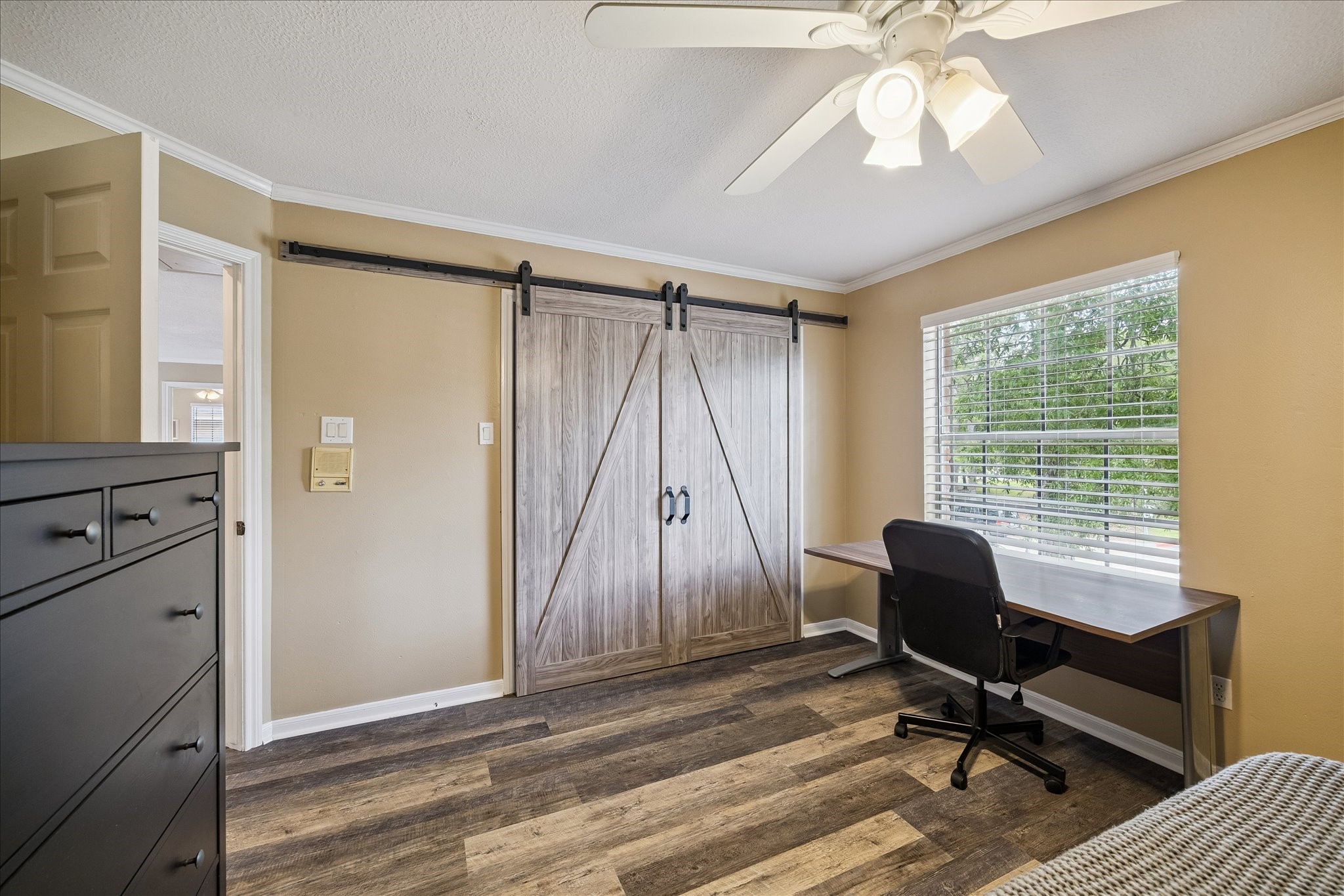 Great barn doors for the closet.