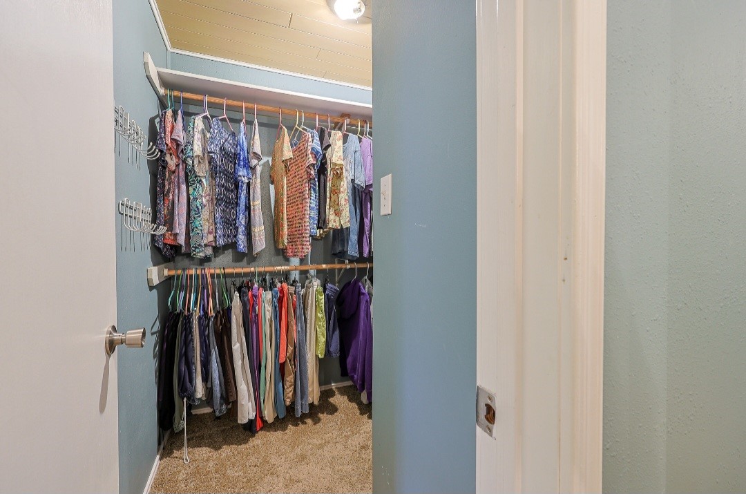 Lg walk-in closet