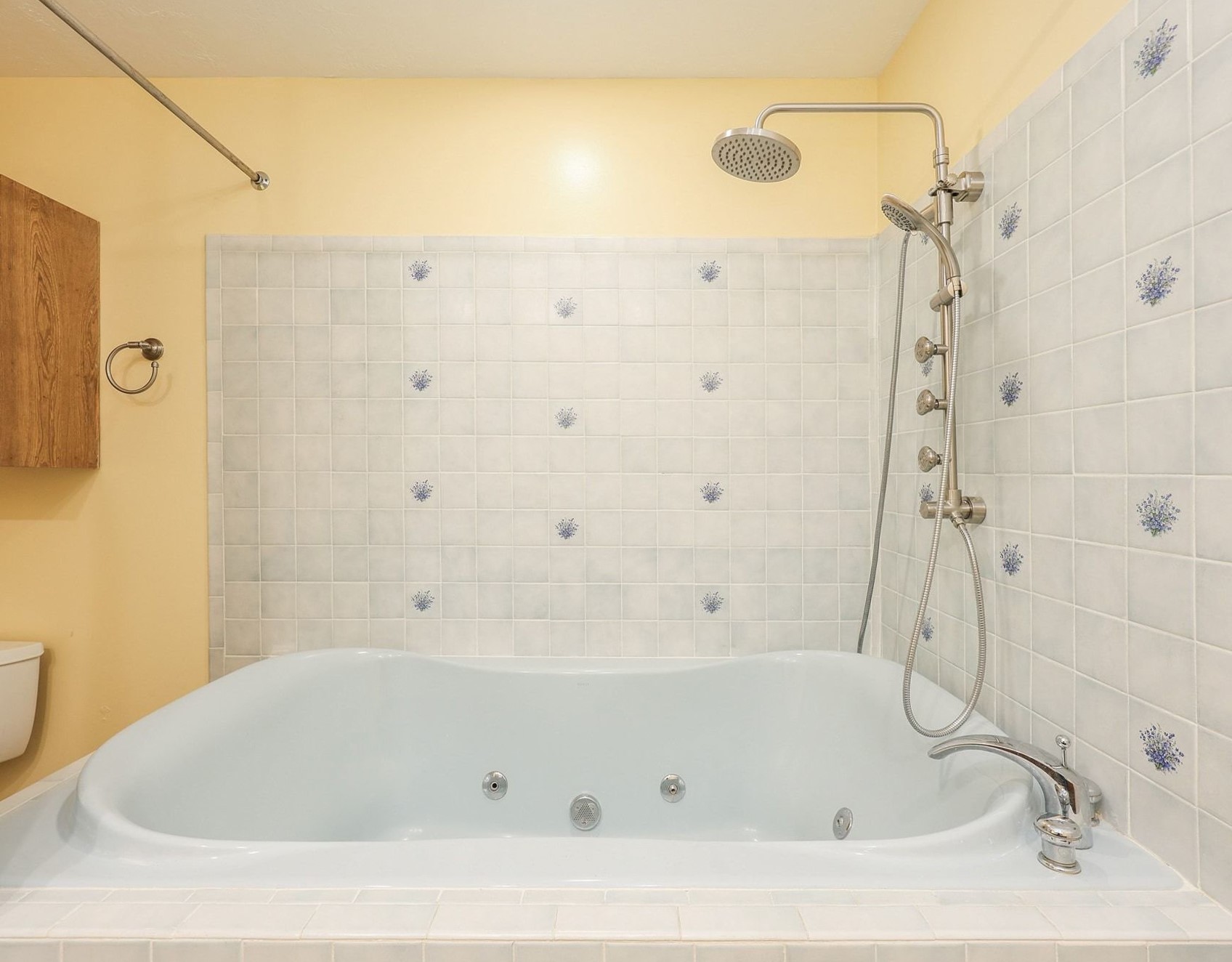 Whirlpool Tub/Shower Combo in the Hall Bath