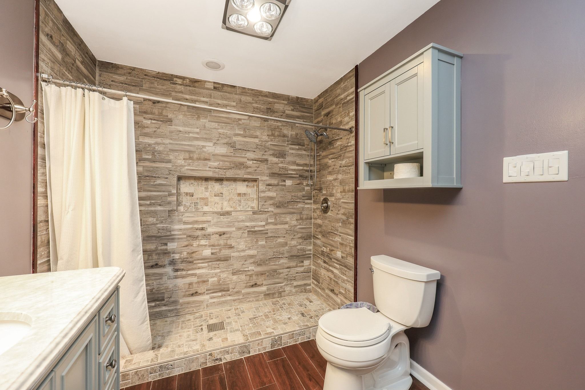 En-Suite Bath for Bedroom #2