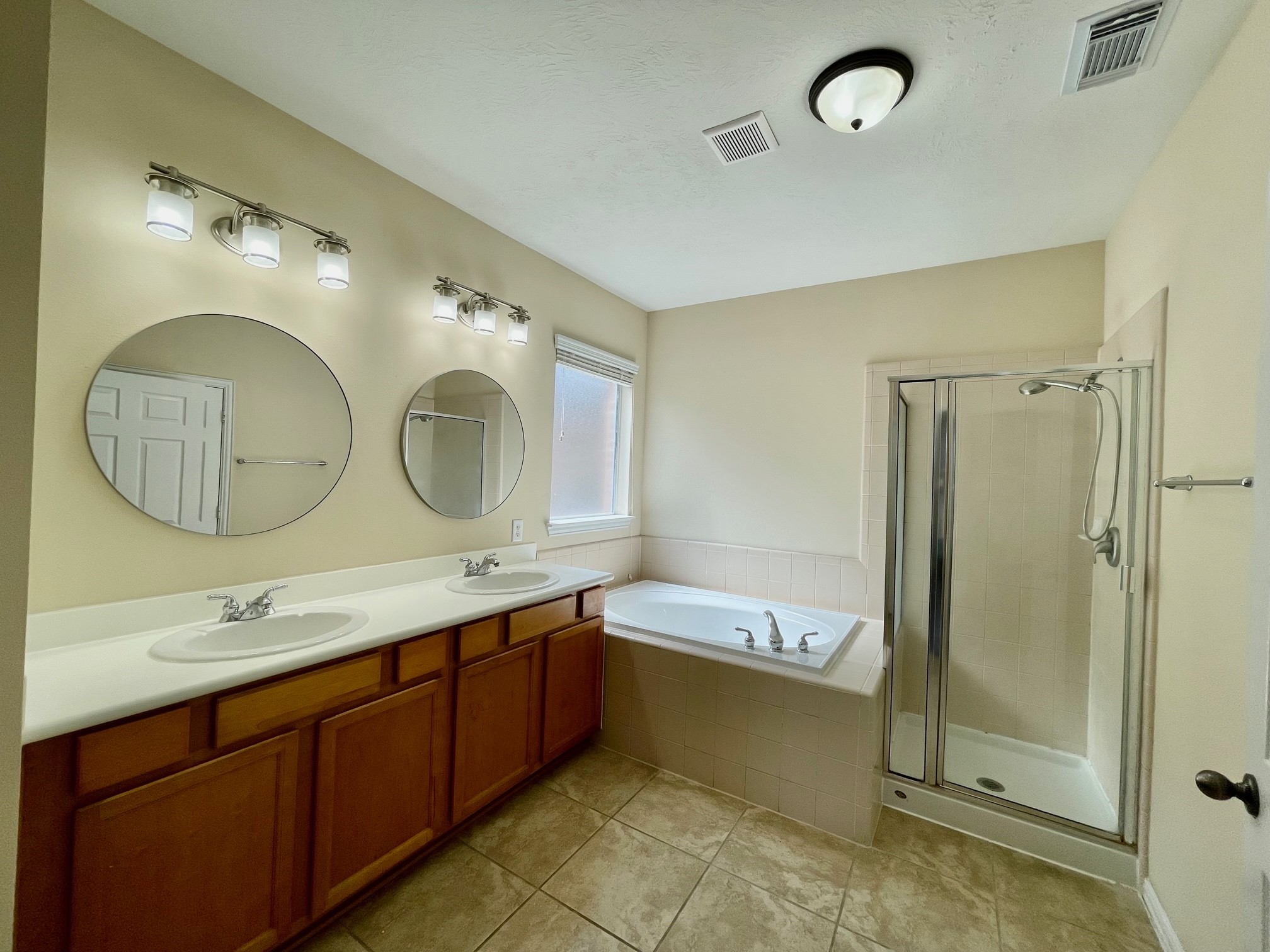 Spacious Primary master bathroom with 2 vanities, separate garden bathtub and shower