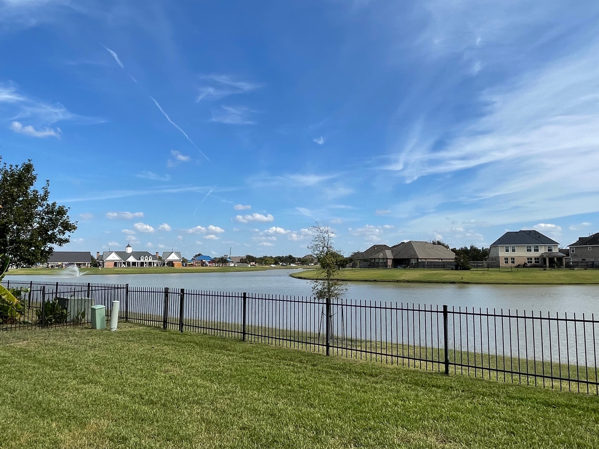 Gorgeous lakefront house 3100 sqft, 4 bedrooms, Primary master bedroom downstairs, 3 and half bathrooms Gorgeous lakefront house 3100 sqft, 4 bedrooms, Primary master bedroom downstairs, 3 and half bathrooms