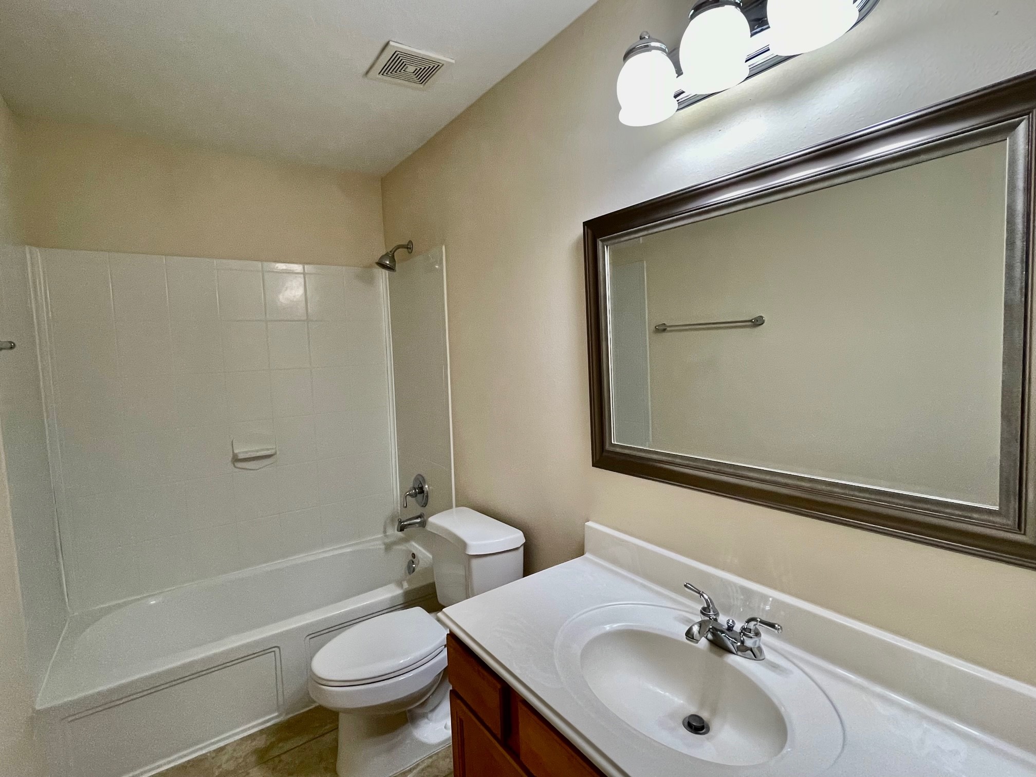 2nd full bathroom with 2 vanities