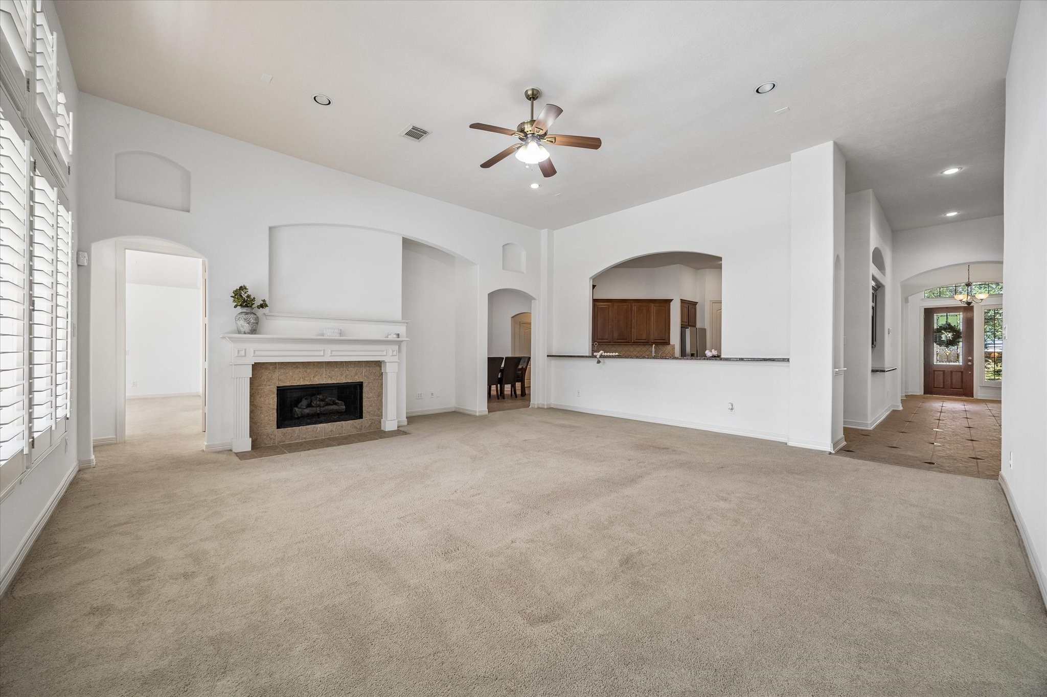 Spacious Living Area! Spacious Living Area!