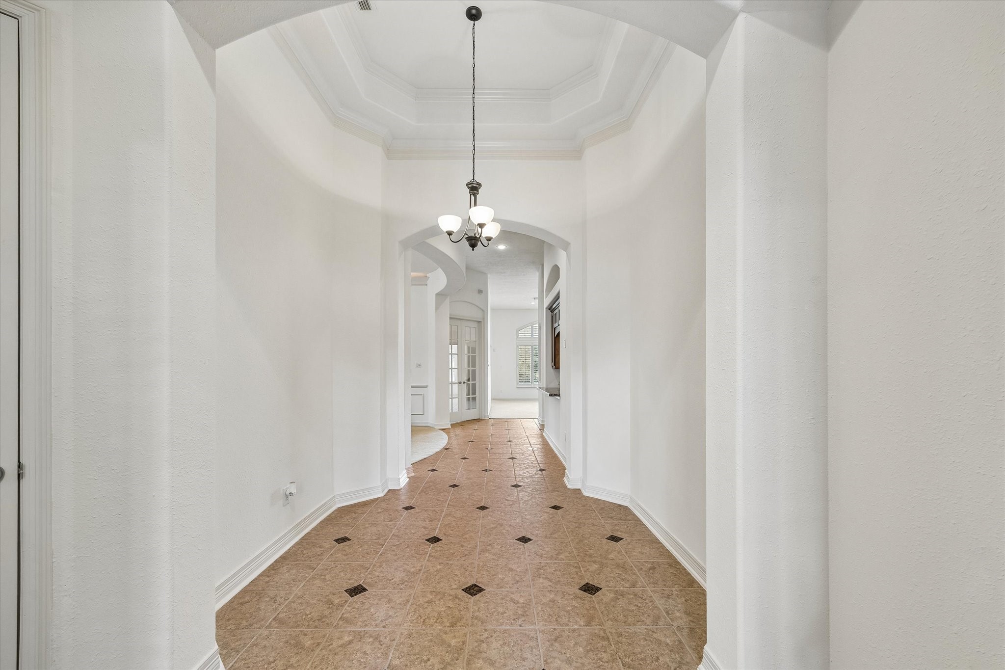 Foyer with high ceilings! Foyer with high ceilings!