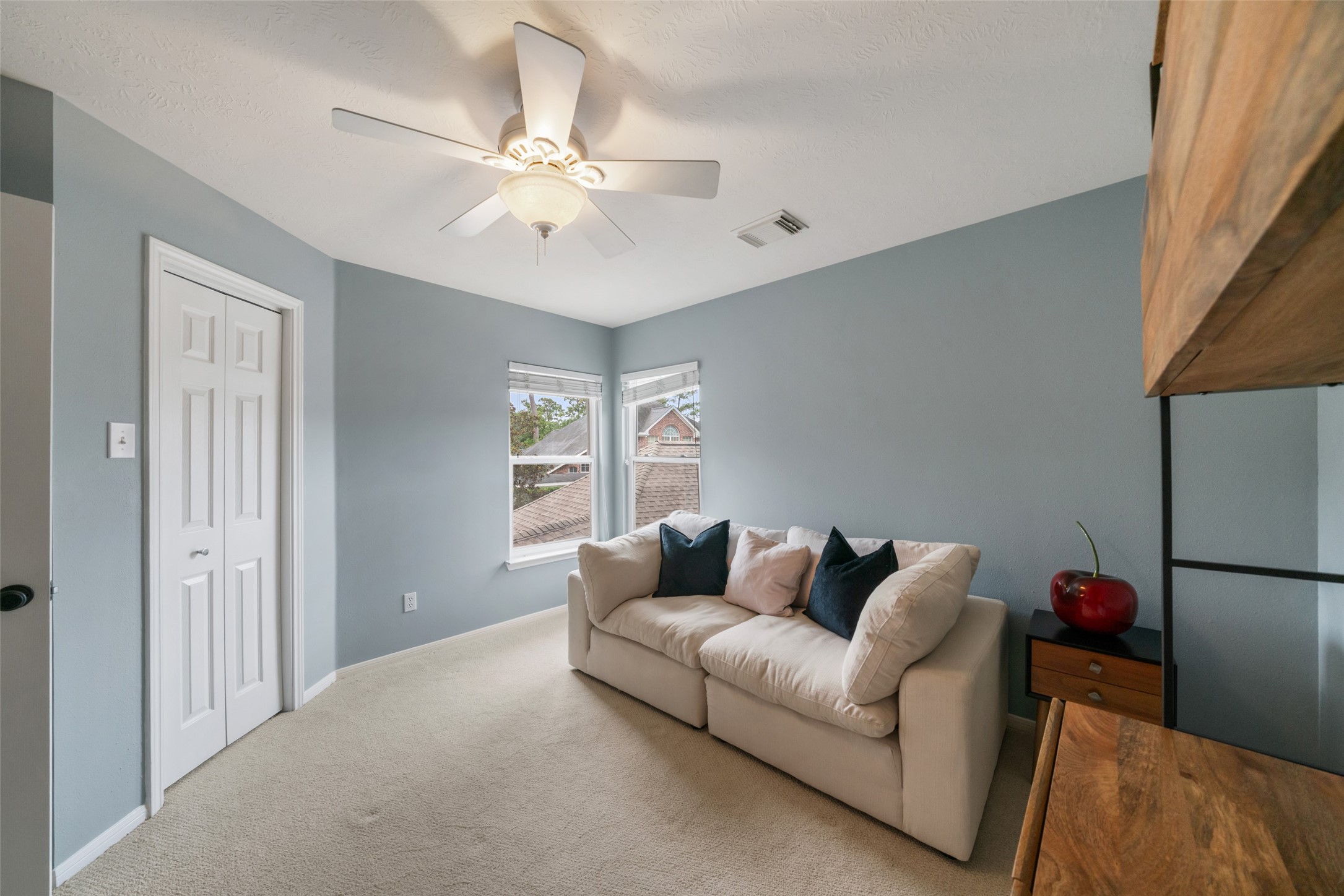 Additional bedroom, spare room for crafts or a play room. Another great closet space.