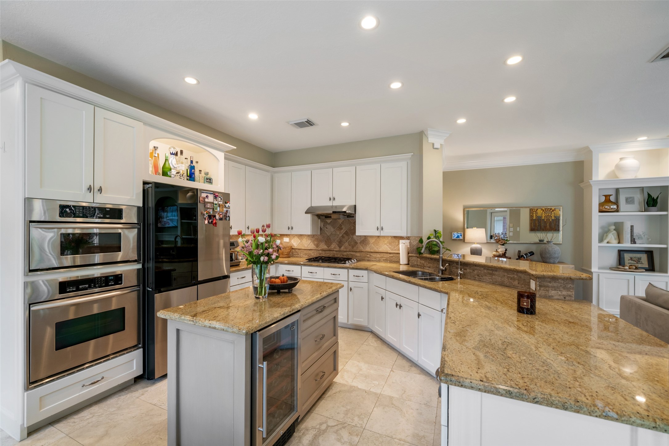 Built in microwave and separate cooking stations with a gas cooktop. Fresh reverse osmosis water with new filters installed.