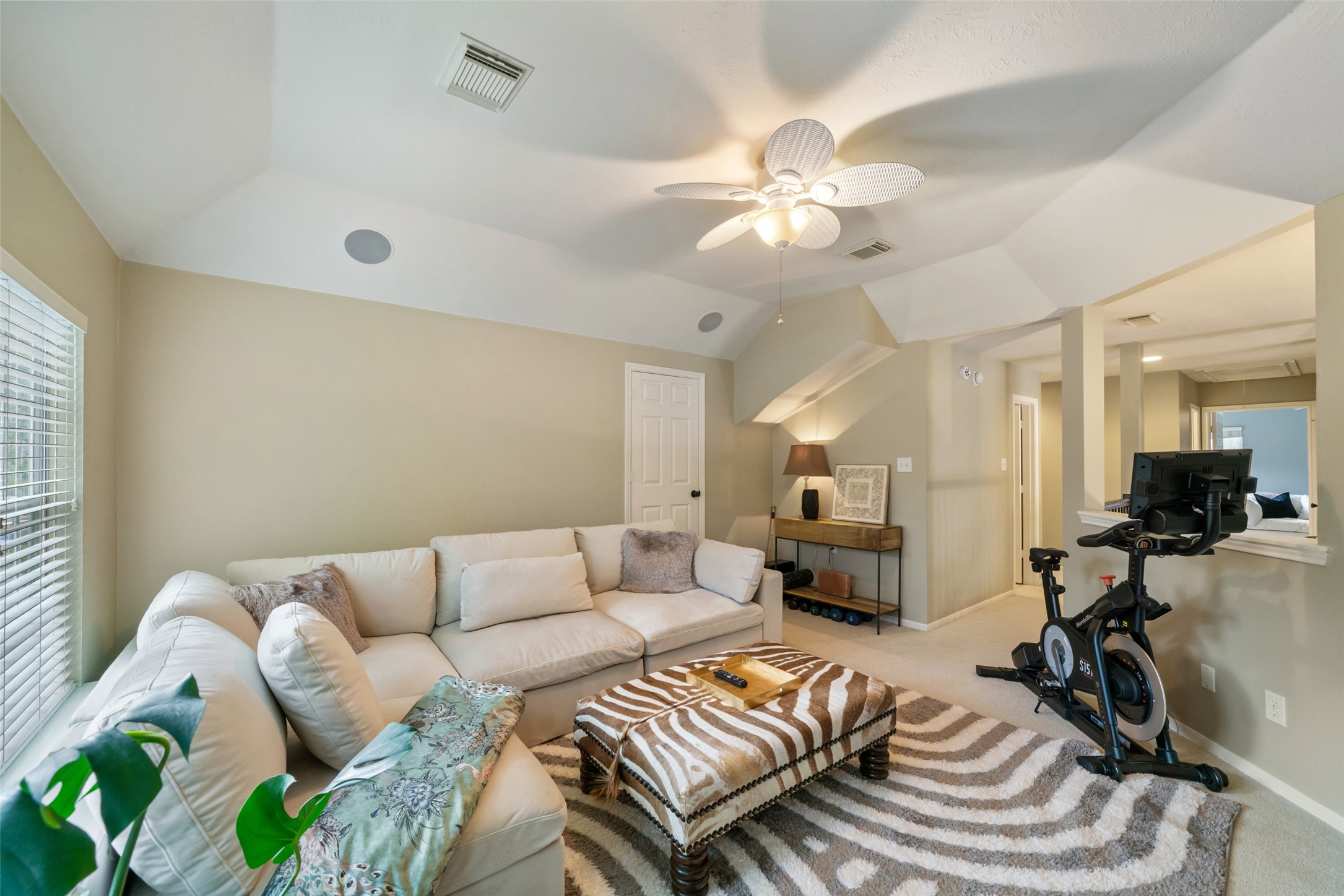 Behind the door is a fully climate-controlled room. Once again meeting all your storage needs! Keep all the decorations clean and easily accessible during the year.