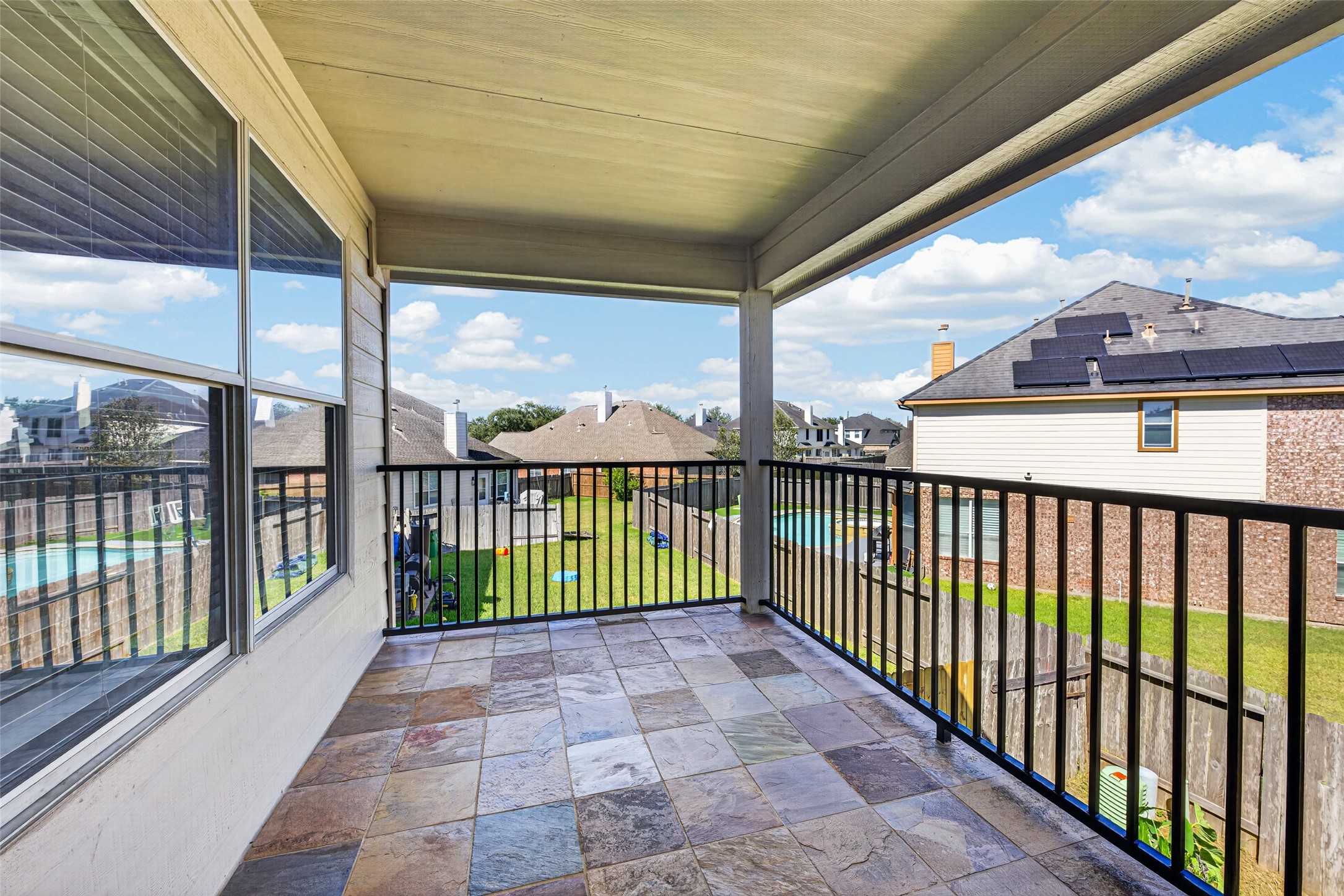 With direct, easy access to a private balcony, you can step outside to enjoy fresh breezes and scenic neighborhood views anytime.