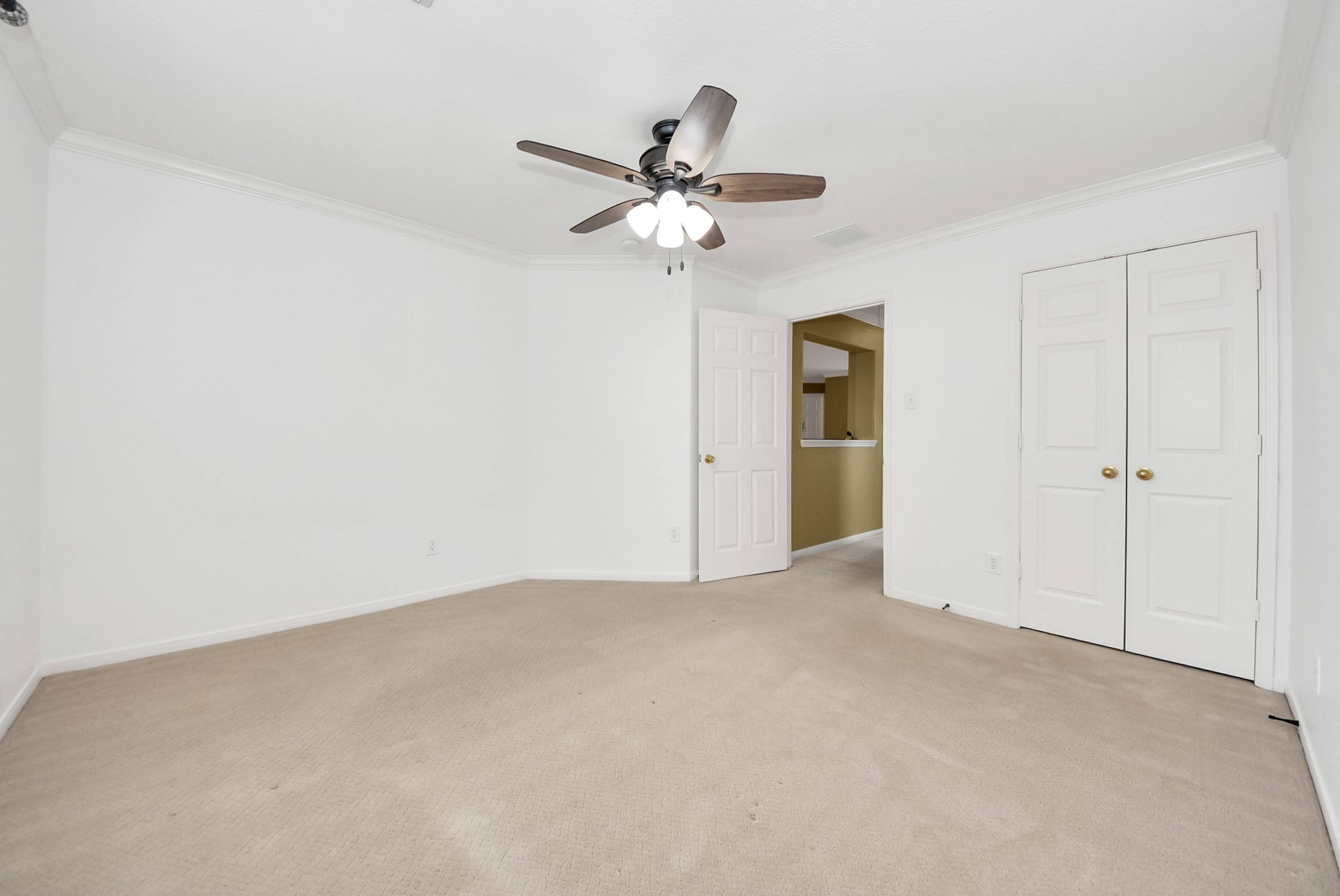Upstairs secondary bedroom.