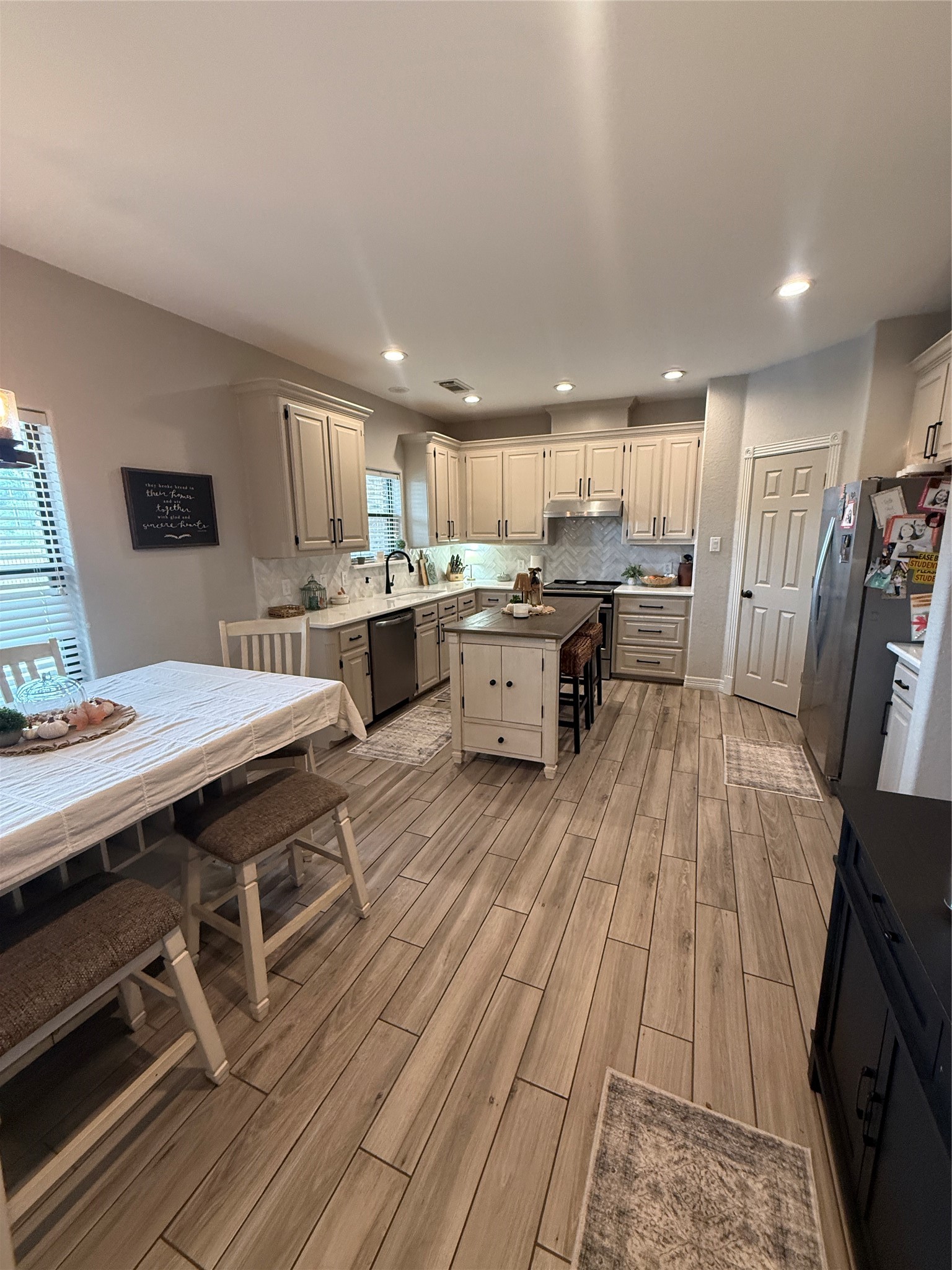 905 Enchanted Oaks Drive, Angleton, TX 77515