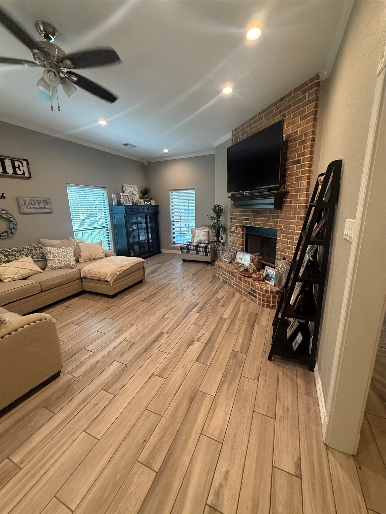 905 Enchanted Oaks Drive, Angleton, TX 77515