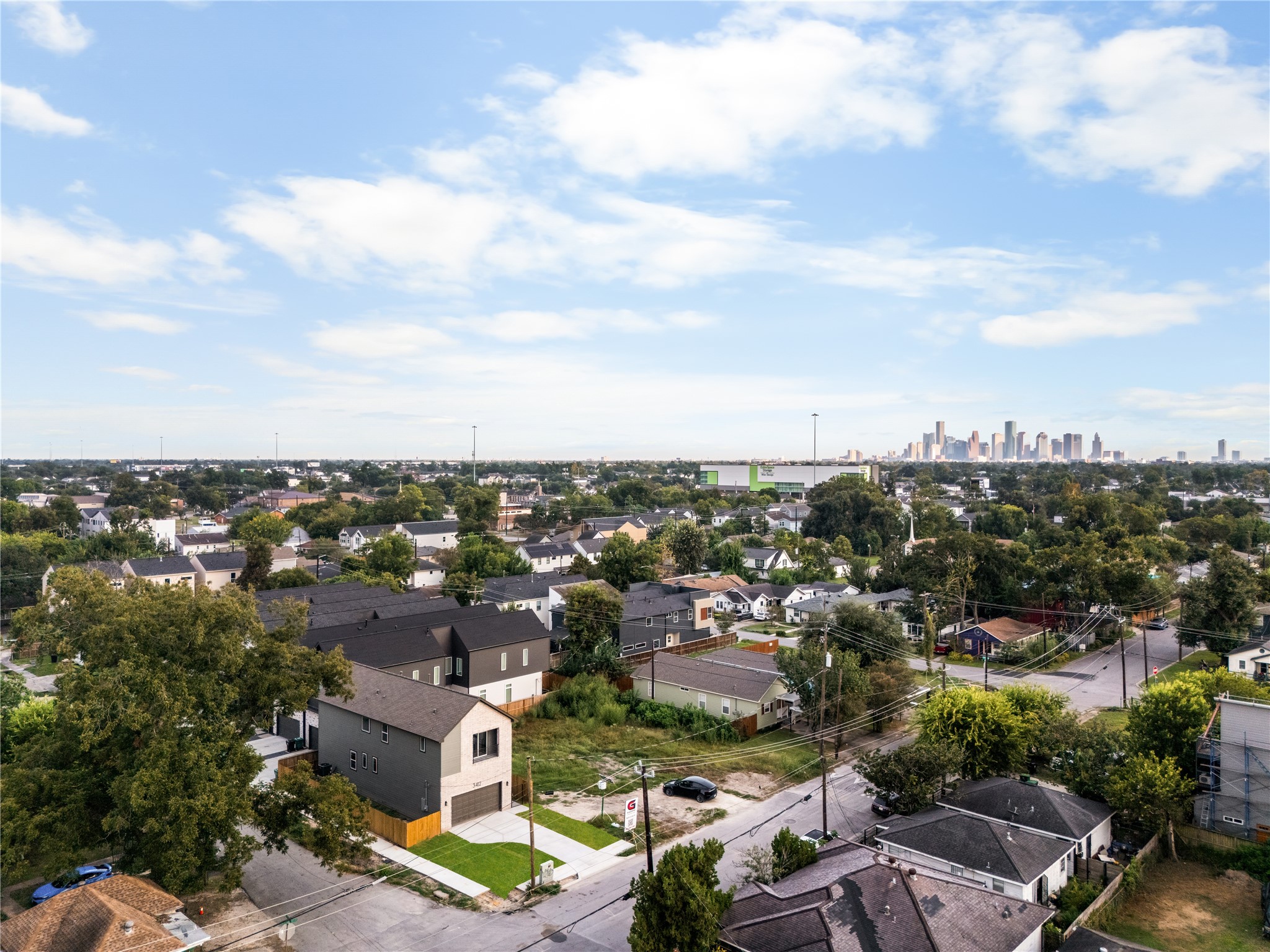 Set against the Downtown Houston skyline, this new construction home balances quick access to the city
with a quiet residential setting, a compelling combination for buyers who want both.
