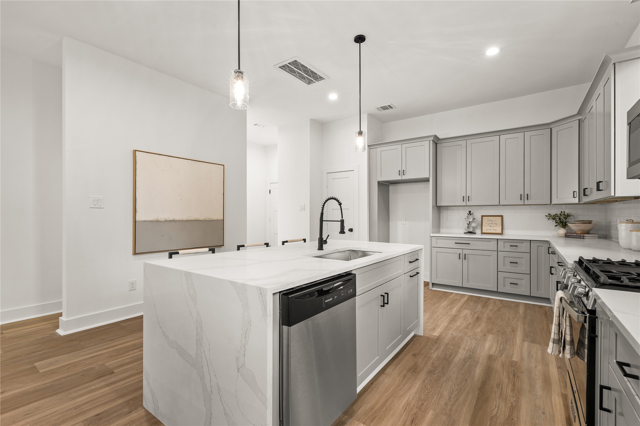 Designed for connection, the island holds the sink and dishwasher on one side and bar seating on the other,
so conversation moves easily between the kitchen, dining table, and living room.