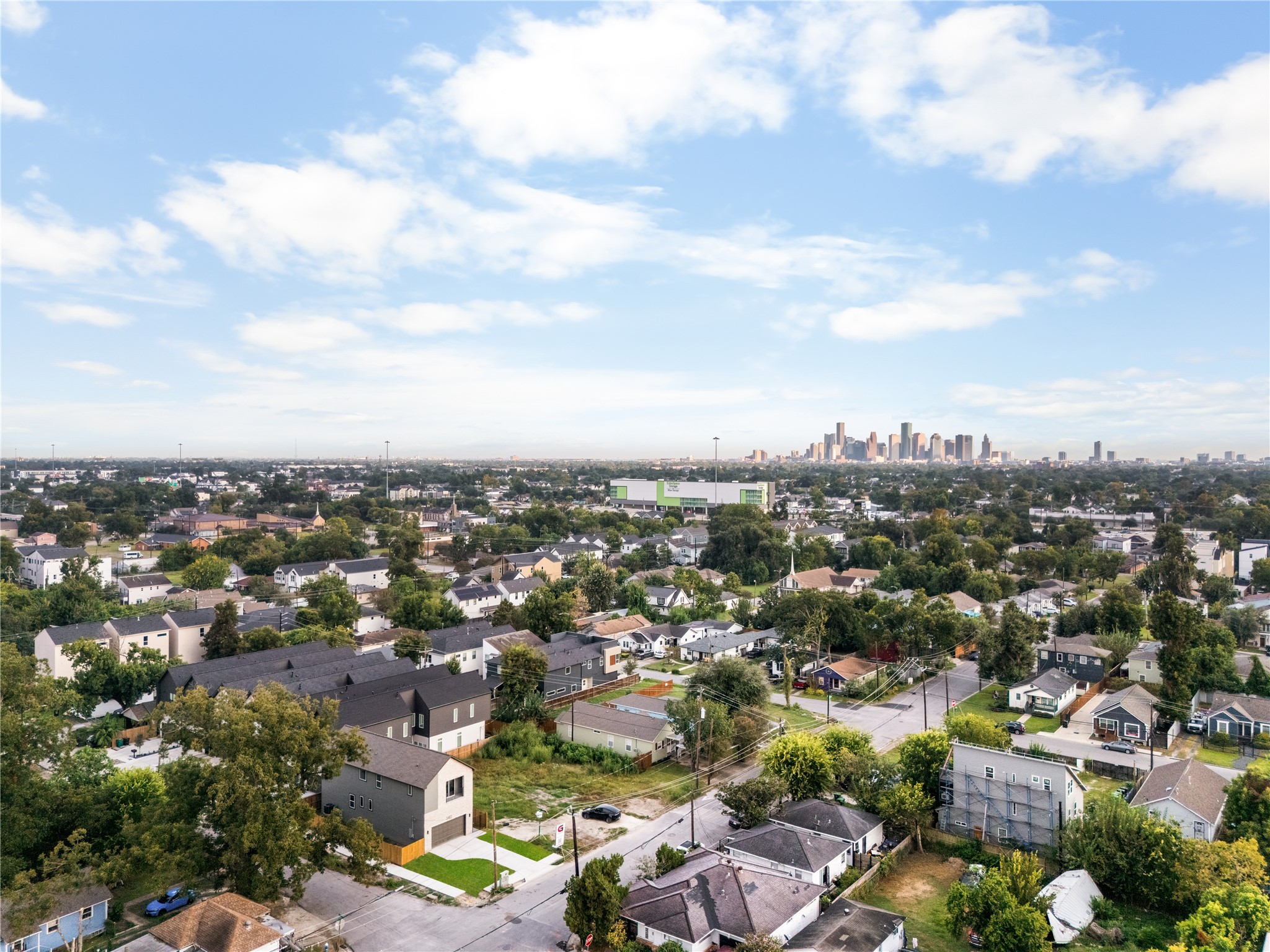 With the Downtown Houston skyline on the horizon, the home puts the shops and dining of the Heights and
the energy of downtown within easy reach.