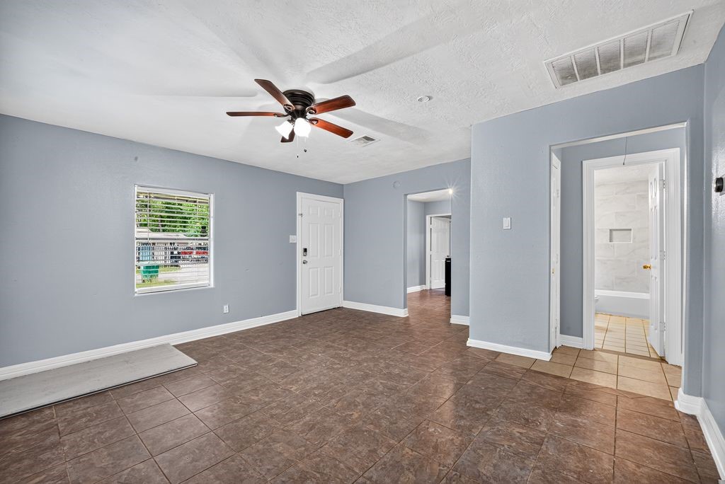 7319 Mountbatten Road, Houston, TX 77033