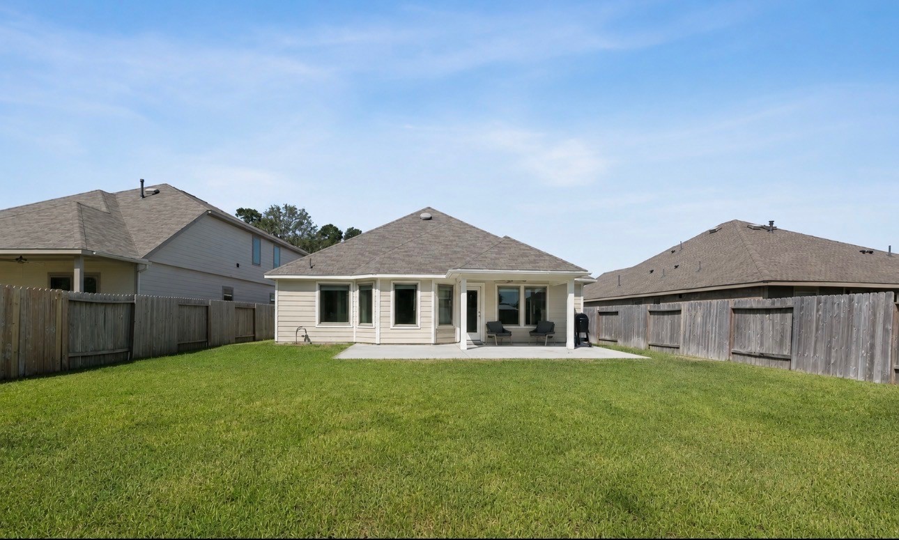 So much room to create a nice fire pit area or put in a pool!