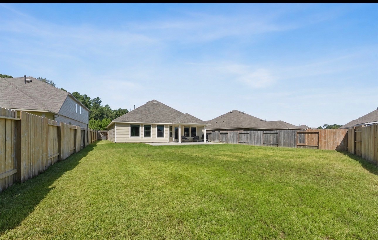 OVERSIZED BACK YARD!