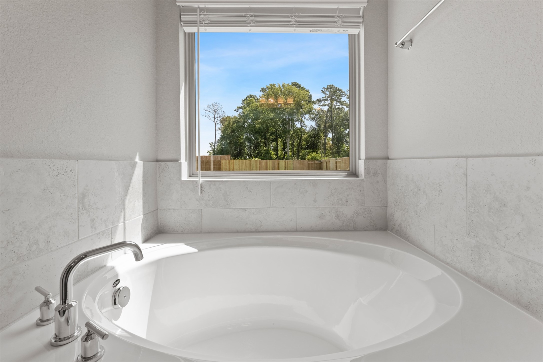 Oversized tub with amazing lighting