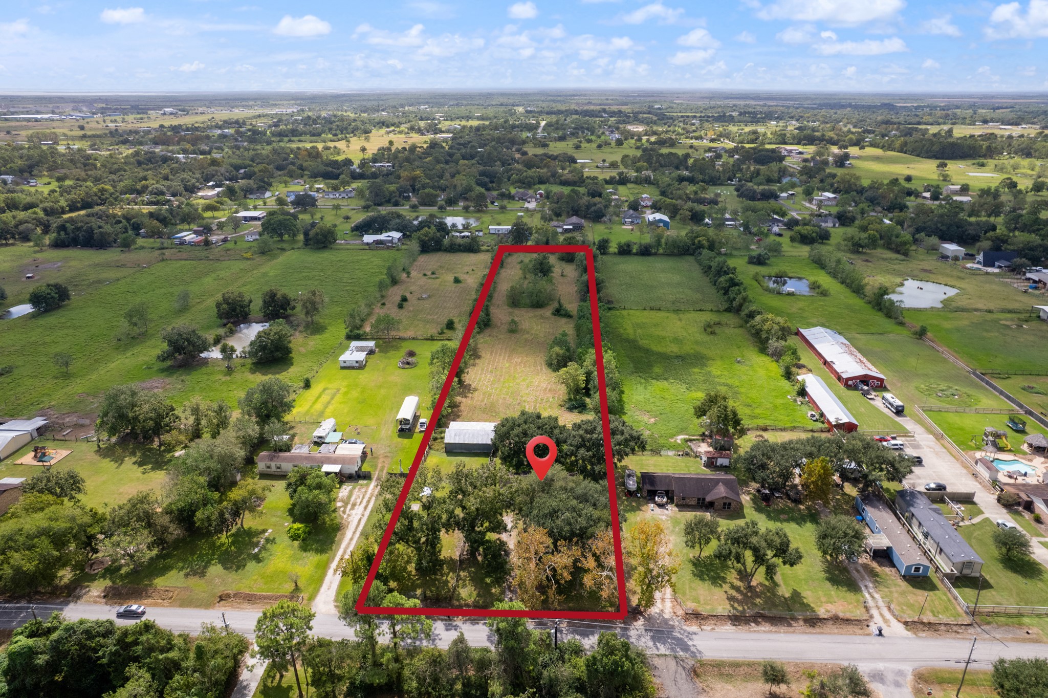 Arial view highlight approximate lot lines of the property.