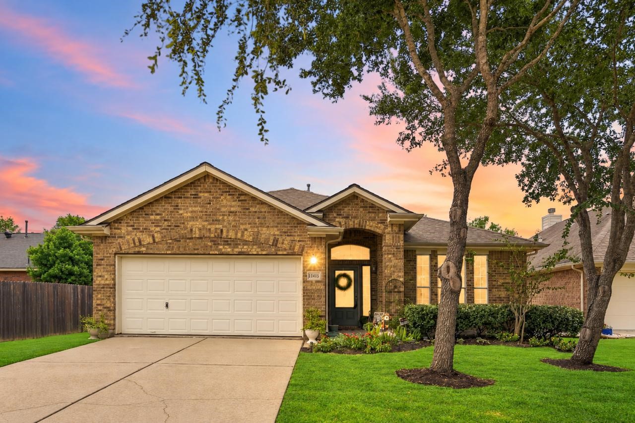 Discover 11415 English Rose Trail, a charming single-story, 3-bedroom home nestled in Sienna Steep Bank Village.