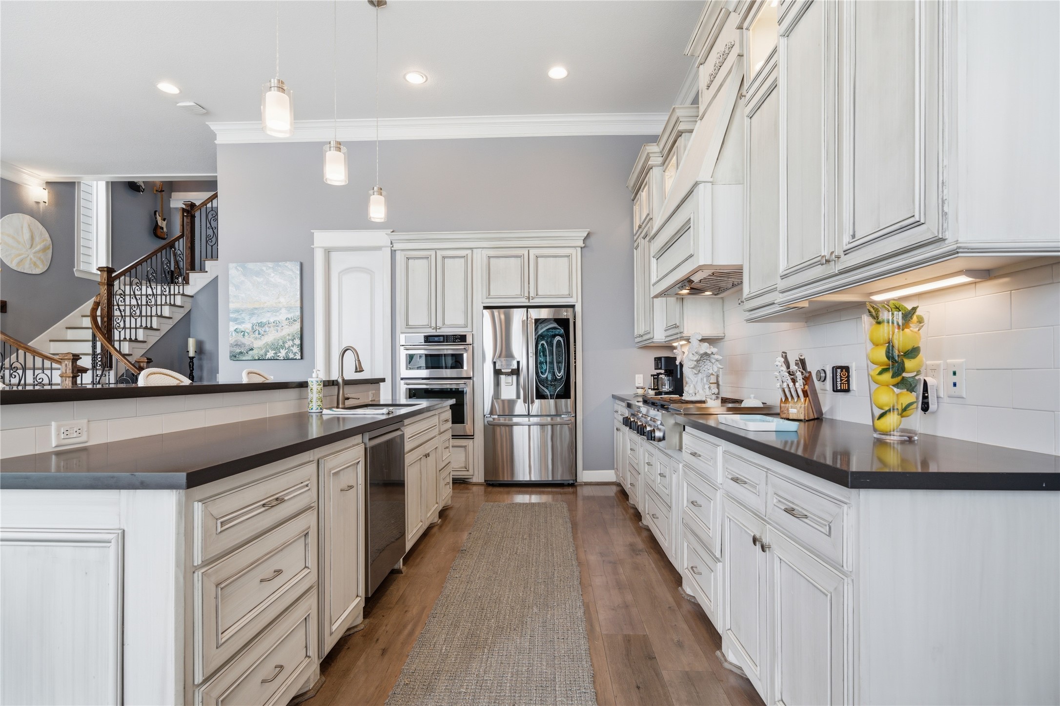 With a mix of cabinets and drawers, there is ample storage in this kitchen