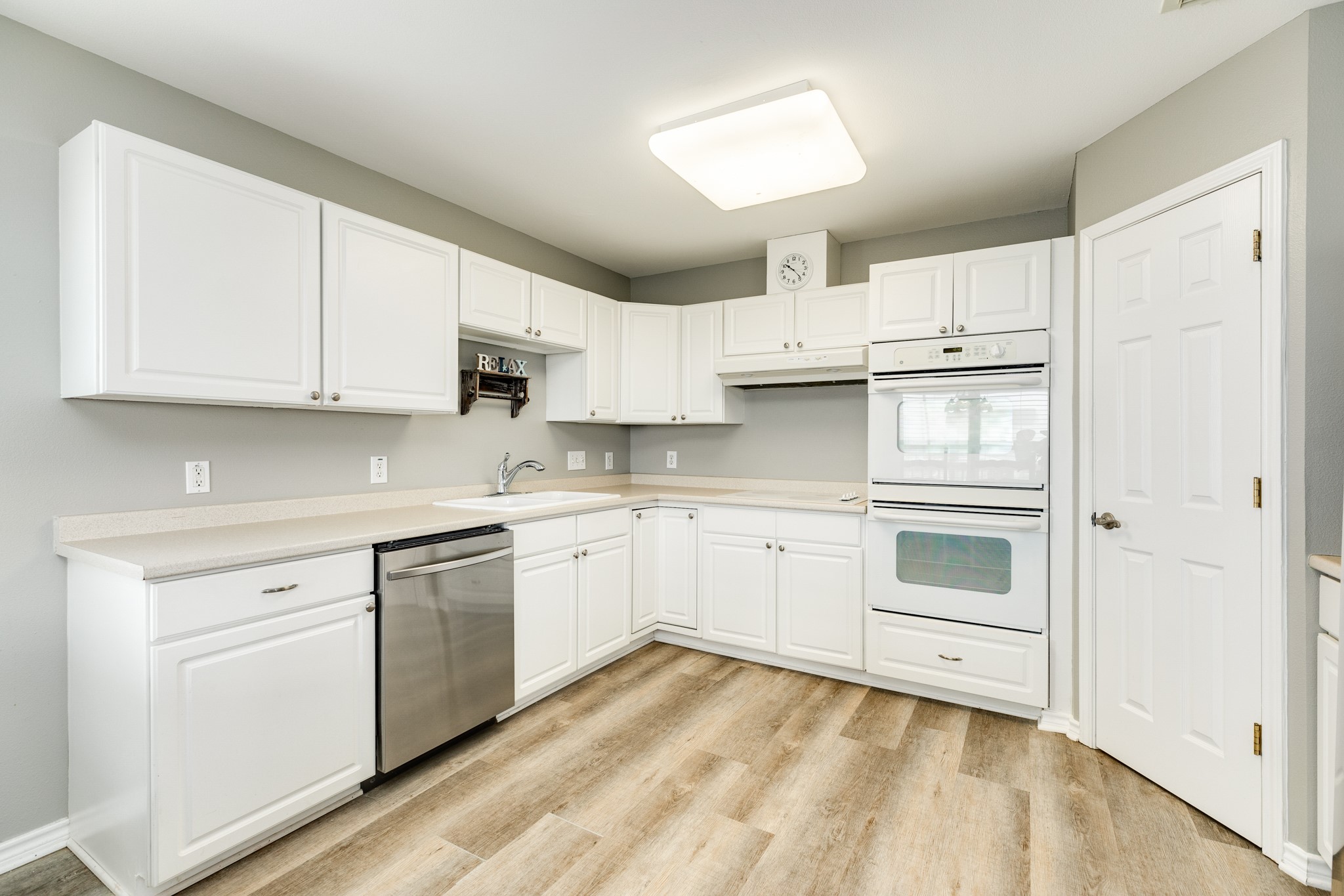 Another view of the kitchen with double ovens and walkin pantry. Another view of the kitchen with double ovens and walkin pantry.
