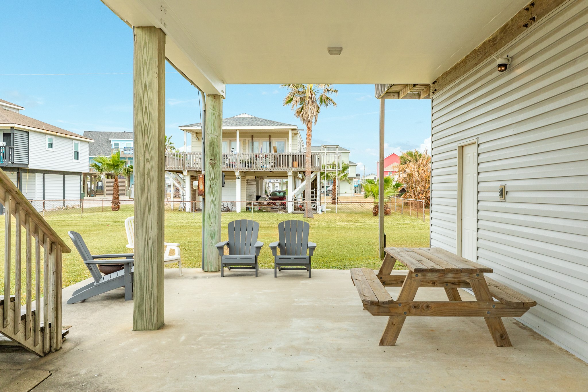 Covered patio area & with picnic table