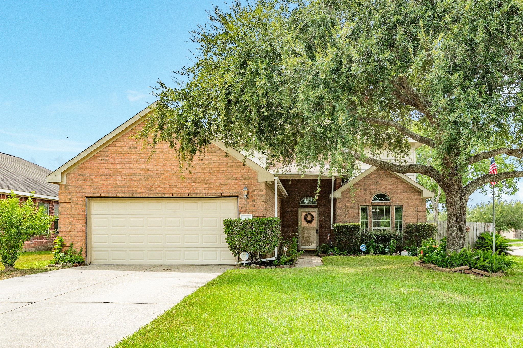 201 N Golden Oak Drive, Texas City, TX 77591