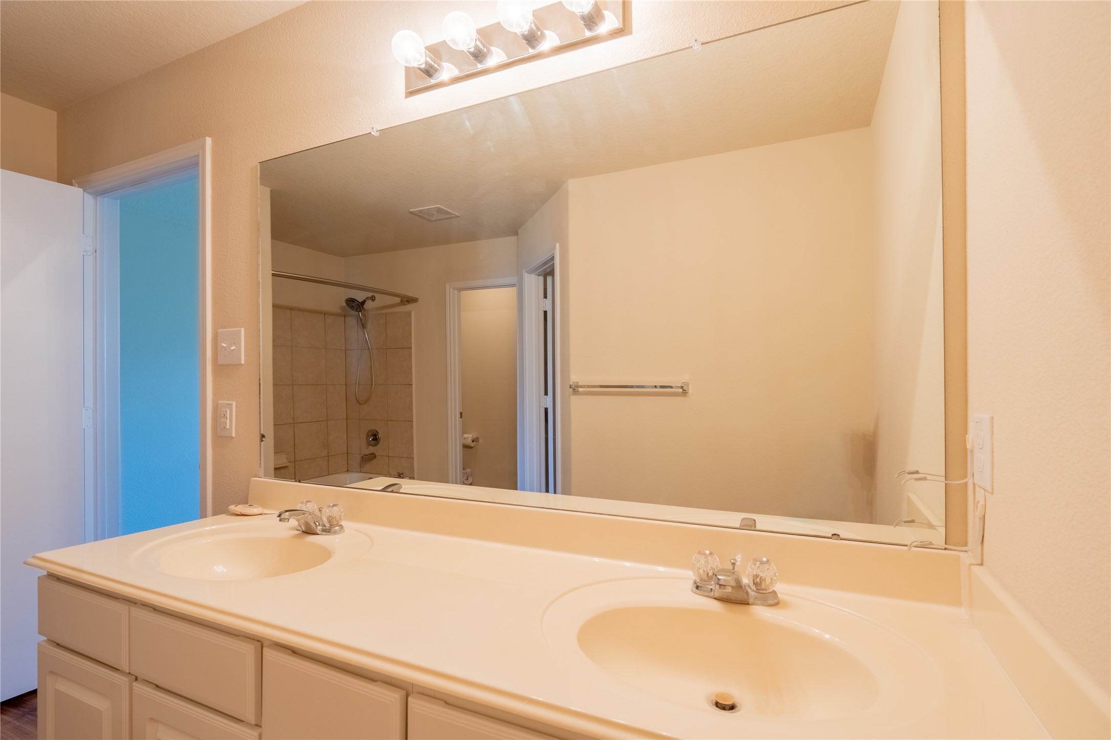 Primary bath, double vanity